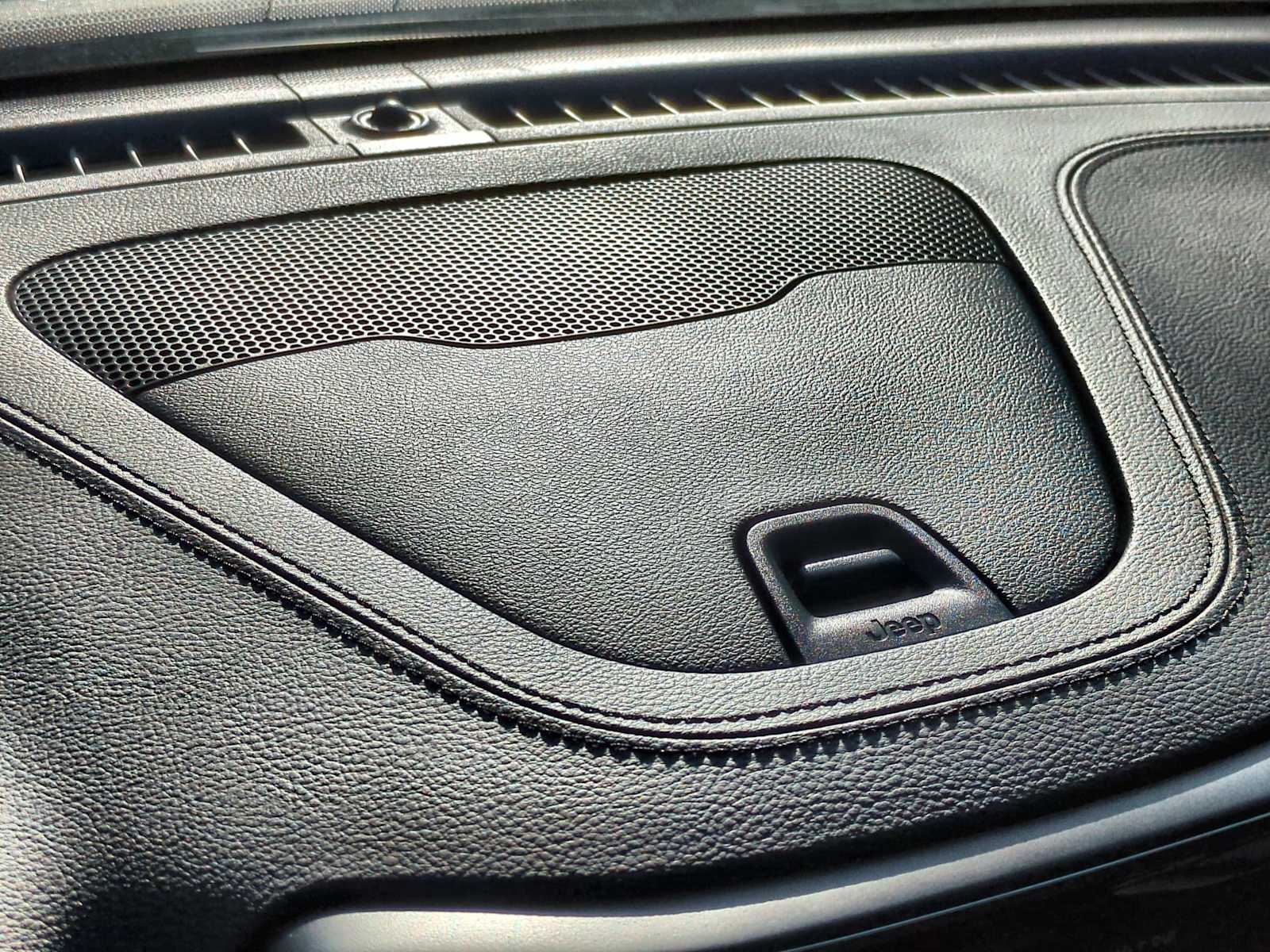 Thumbnail: 2022 Jeep Cherokee - 32