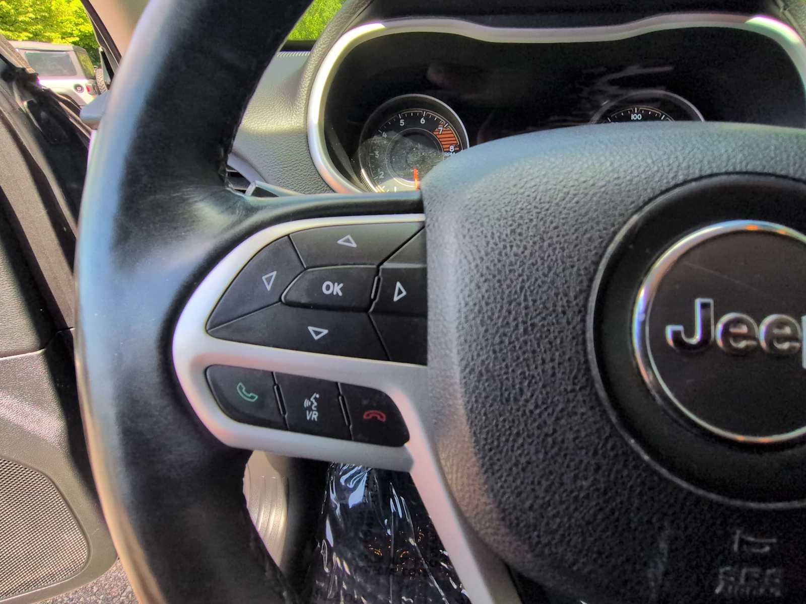 Thumbnail: 2017 Jeep Cherokee - 23