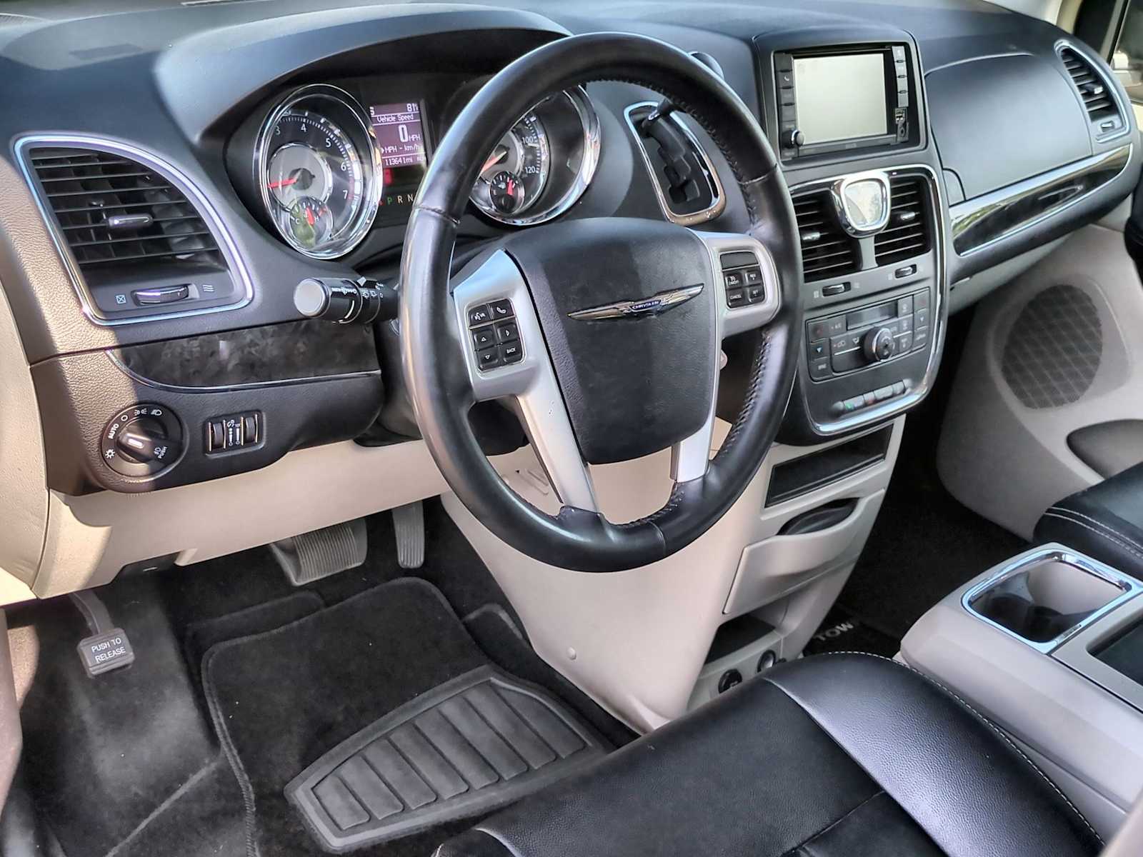 Thumbnail: 2015 Chrysler Town & Country - 10
