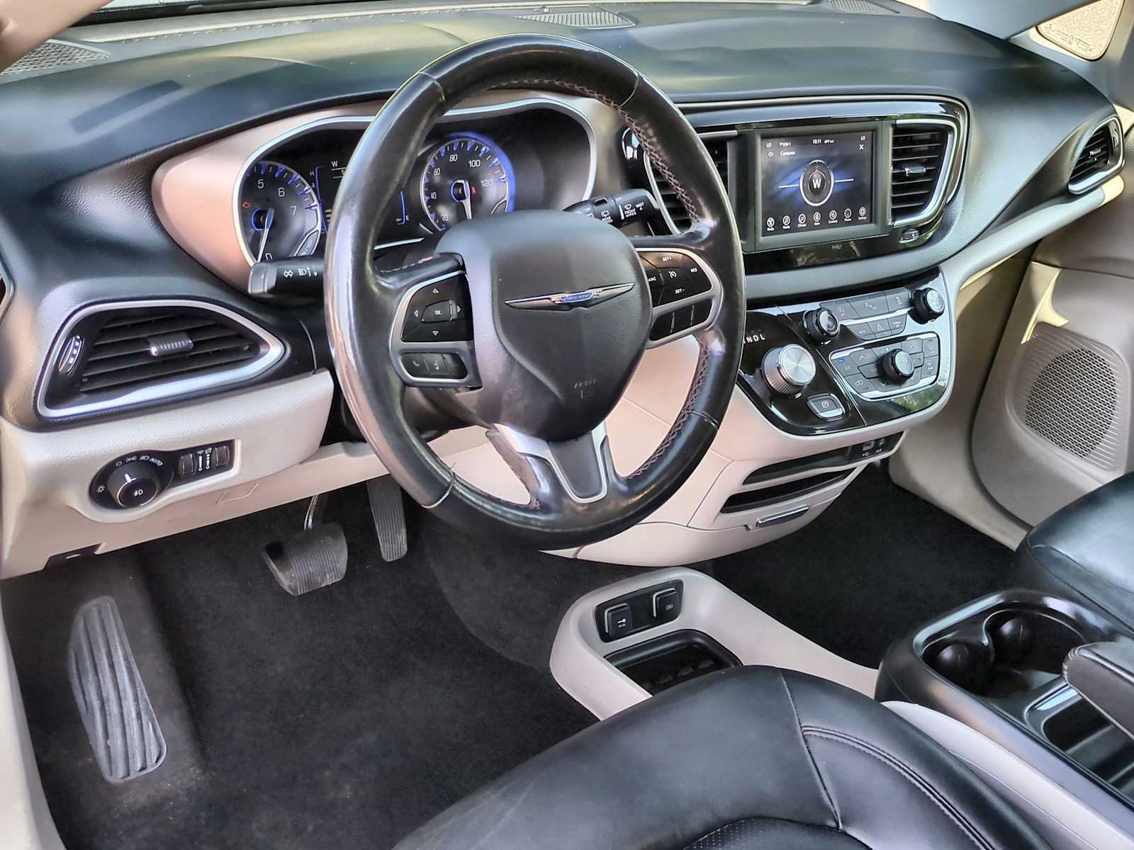 Thumbnail: 2019 Chrysler Pacifica - 10