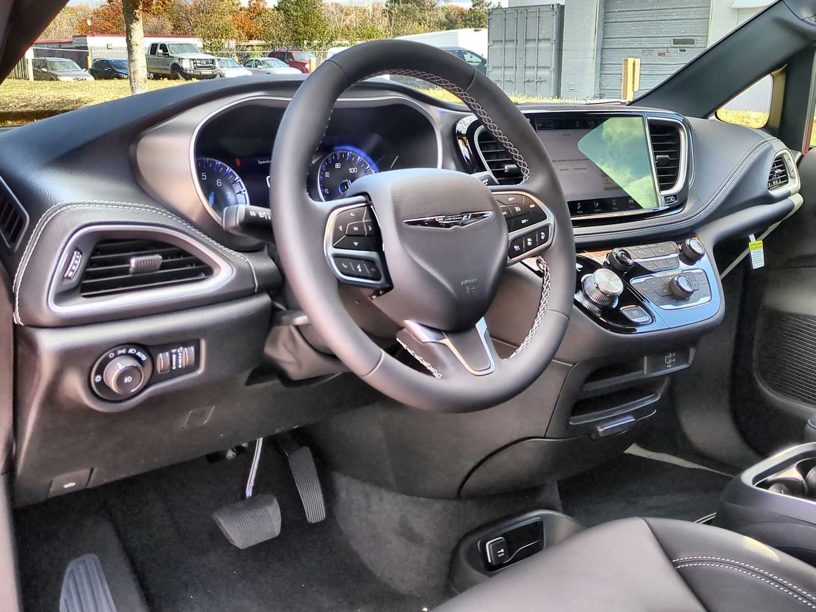 Thumbnail: 2026 Chrysler Pacifica - 10