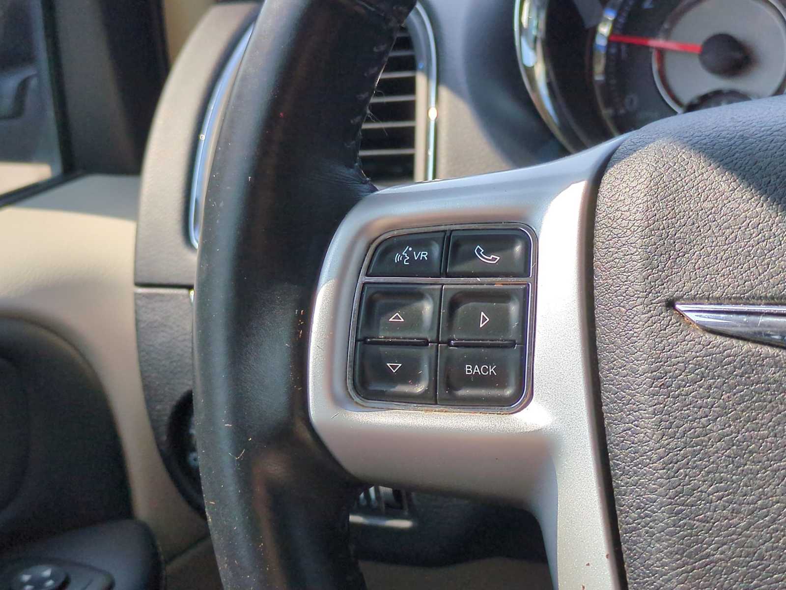 Thumbnail: 2015 Chrysler Town & Country - 24