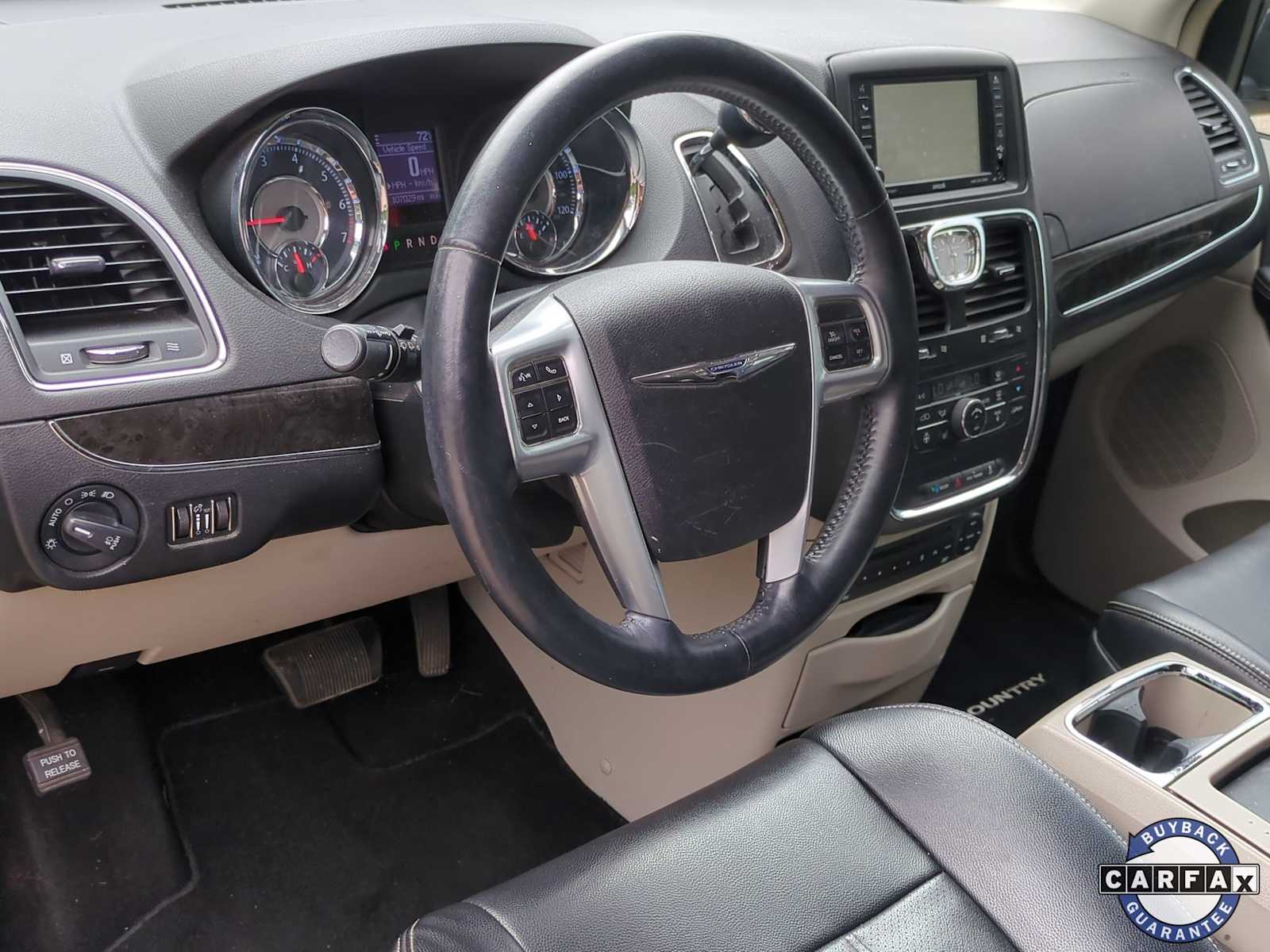 Thumbnail: 2013 Chrysler Town & Country - 10