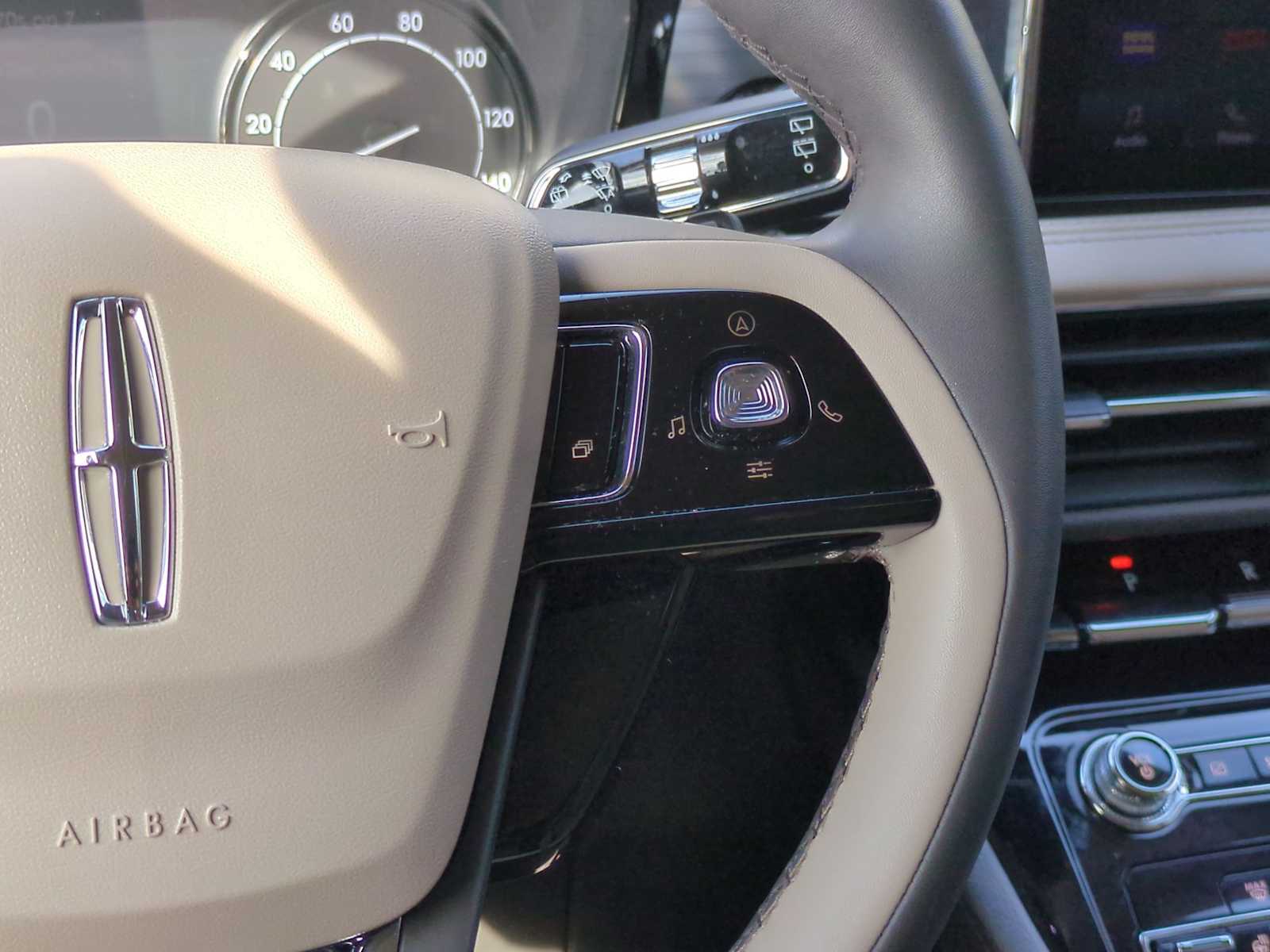 Thumbnail: 2022 Lincoln Corsair - 24