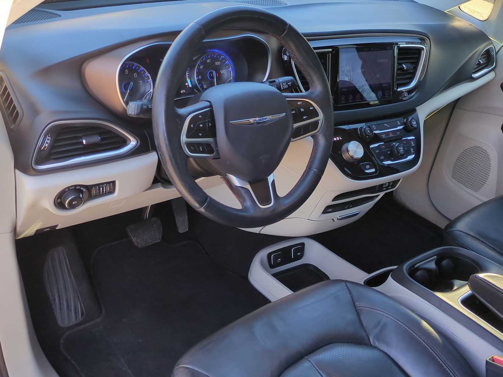 Thumbnail: 2017 Chrysler Pacifica - 10