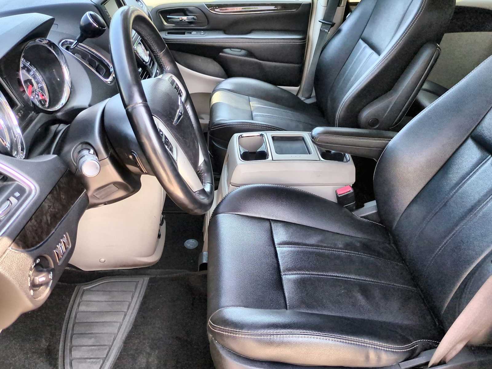 Thumbnail: 2015 Chrysler Town & Country - 17