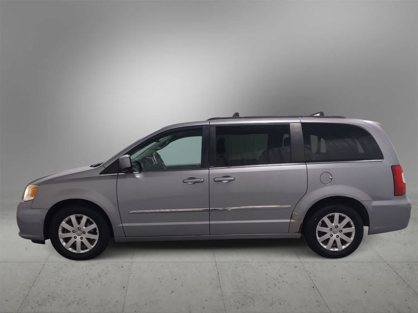 Thumbnail: 2014 Chrysler Town & Country - 5