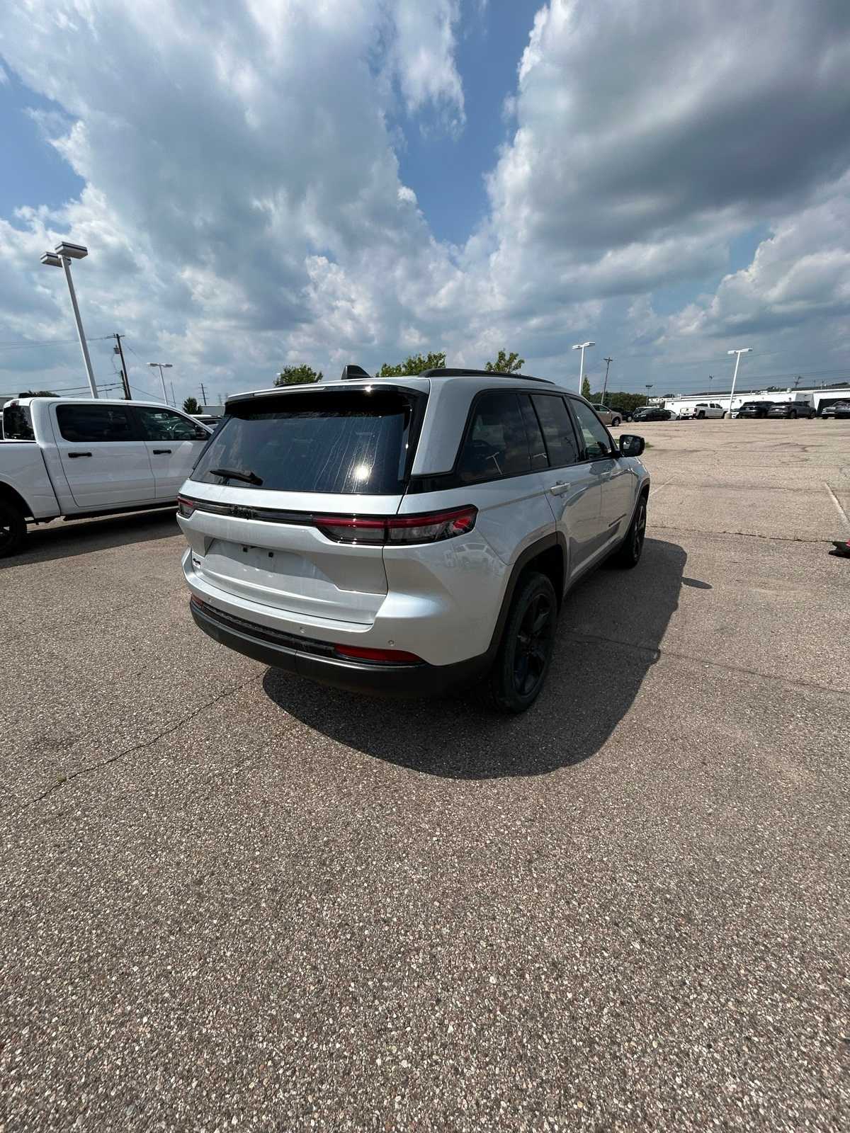 Thumbnail: 2023 Jeep Grand Cherokee - 16