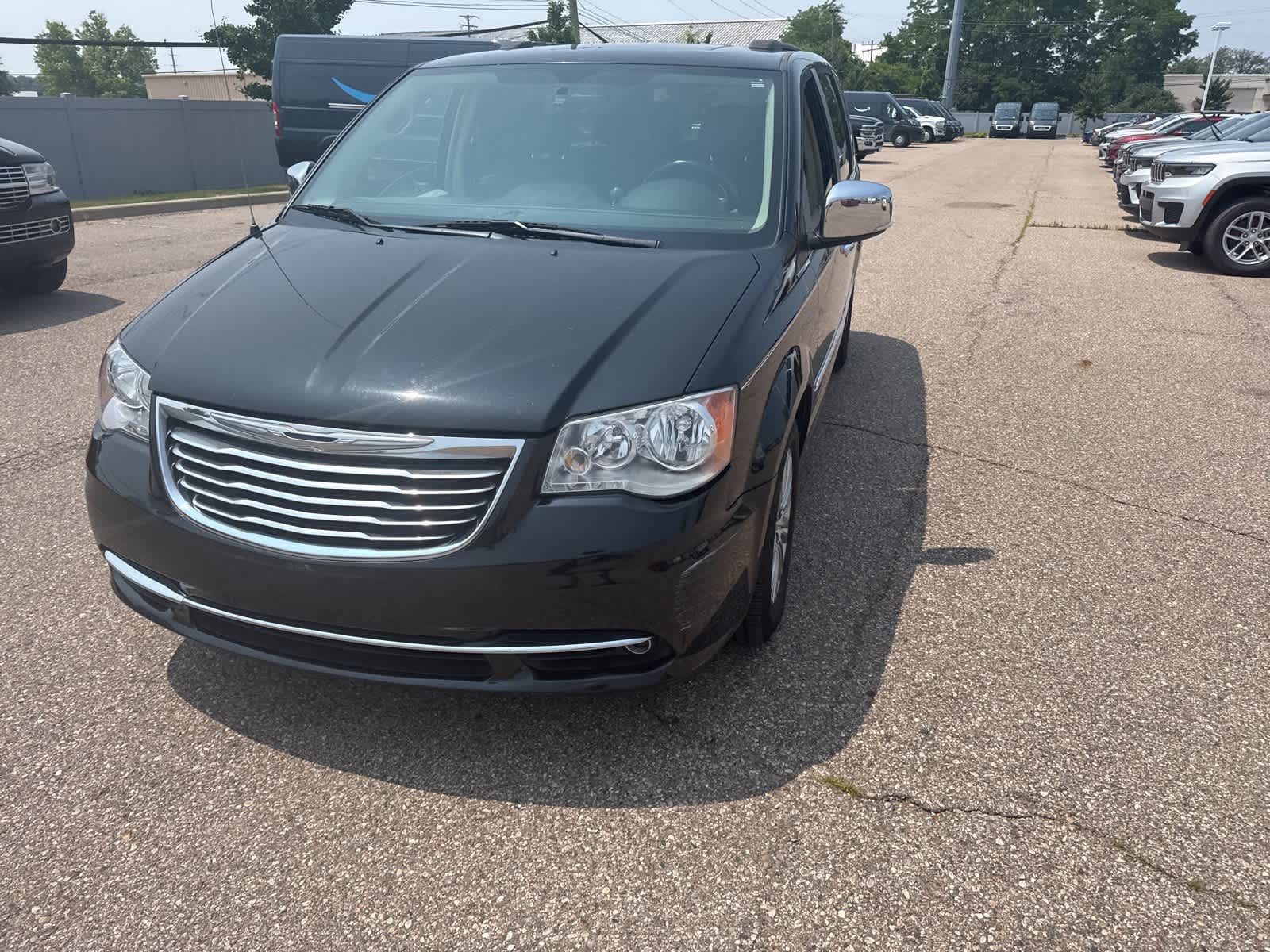 Thumbnail: 2016 Chrysler Town & Country - 3
