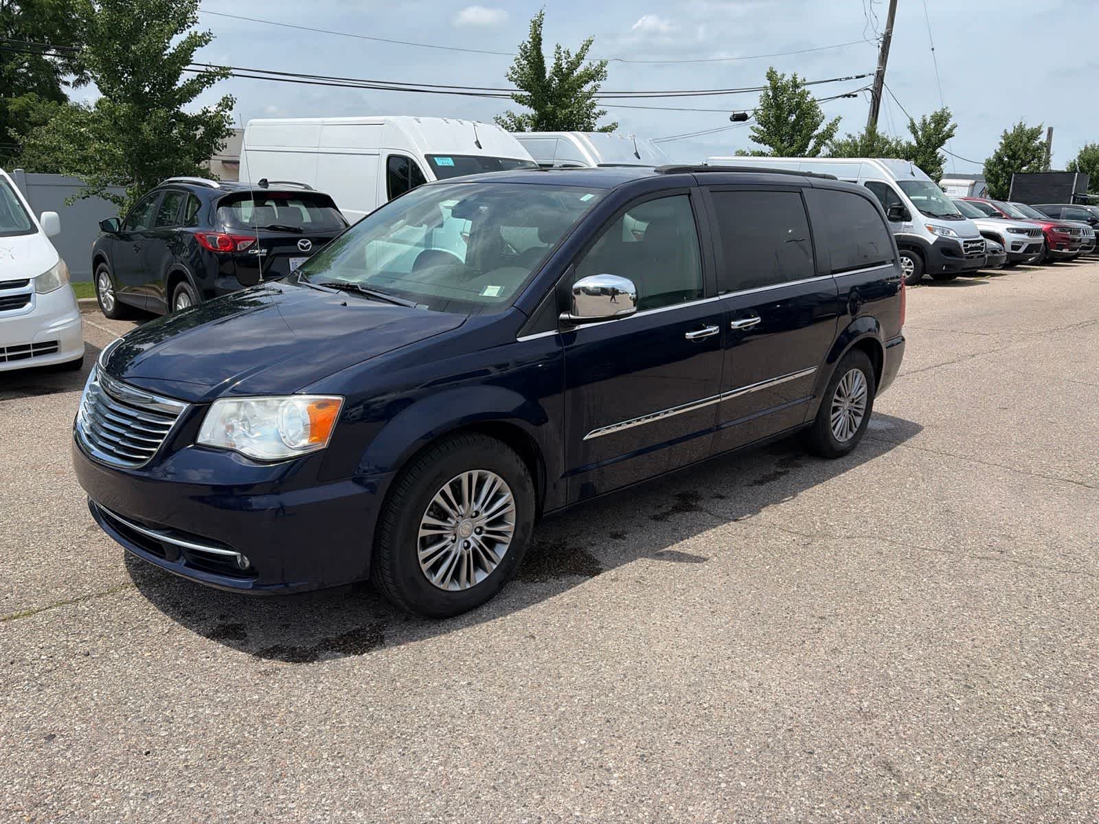 Thumbnail: 2014 Chrysler Town & Country - 20