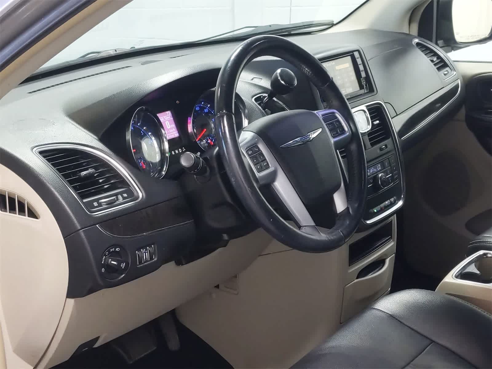 Thumbnail: 2014 Chrysler Town & Country - 10
