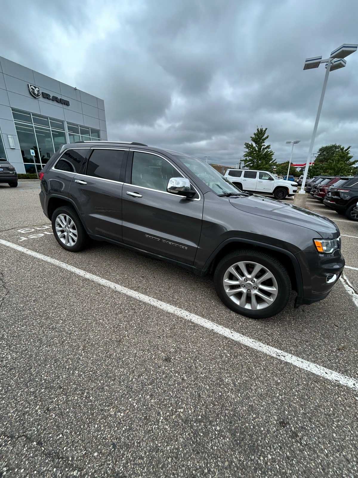 Thumbnail: 2017 Jeep Grand Cherokee - 10