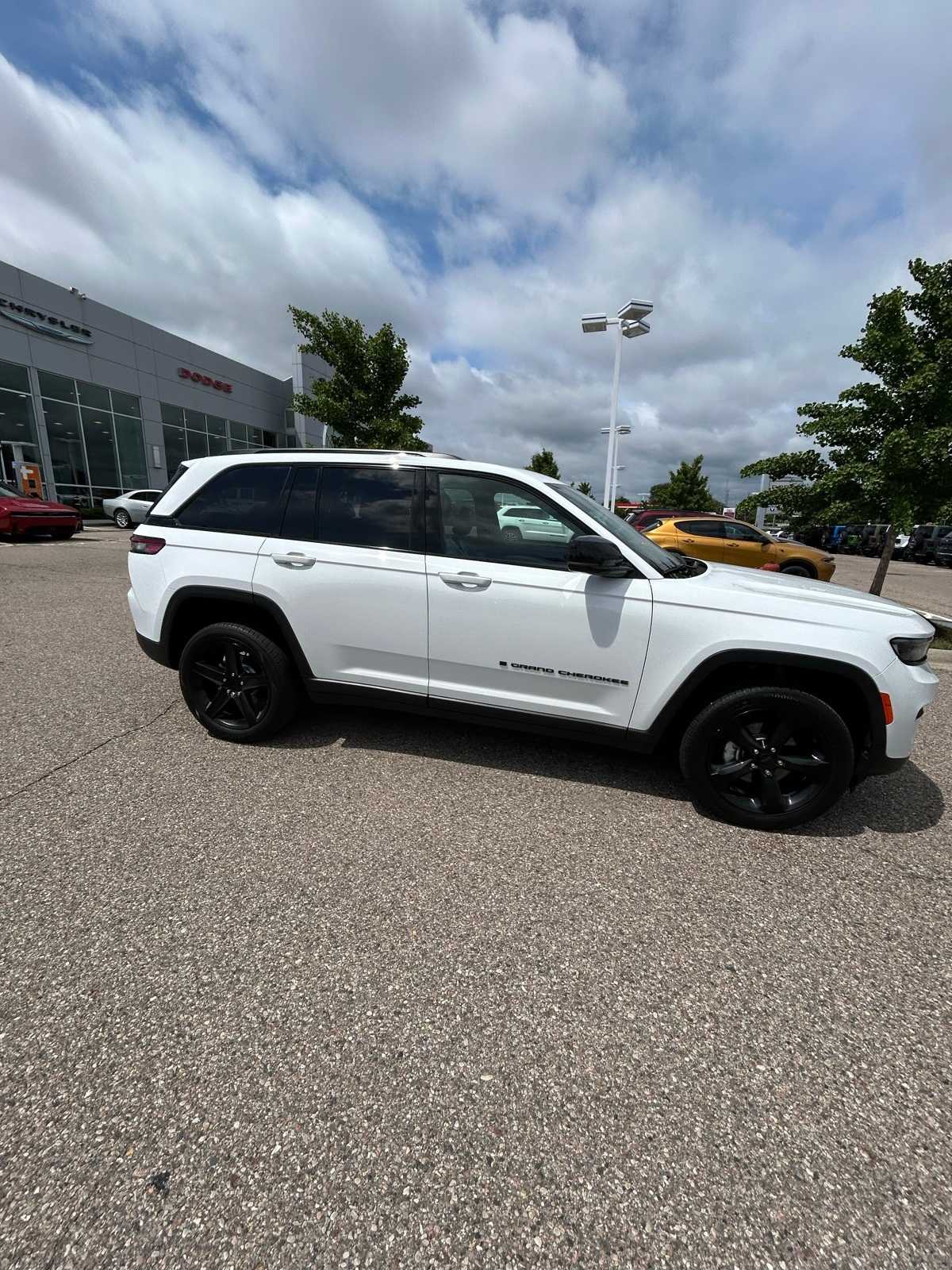 Thumbnail: 2023 Jeep Grand Cherokee - 11