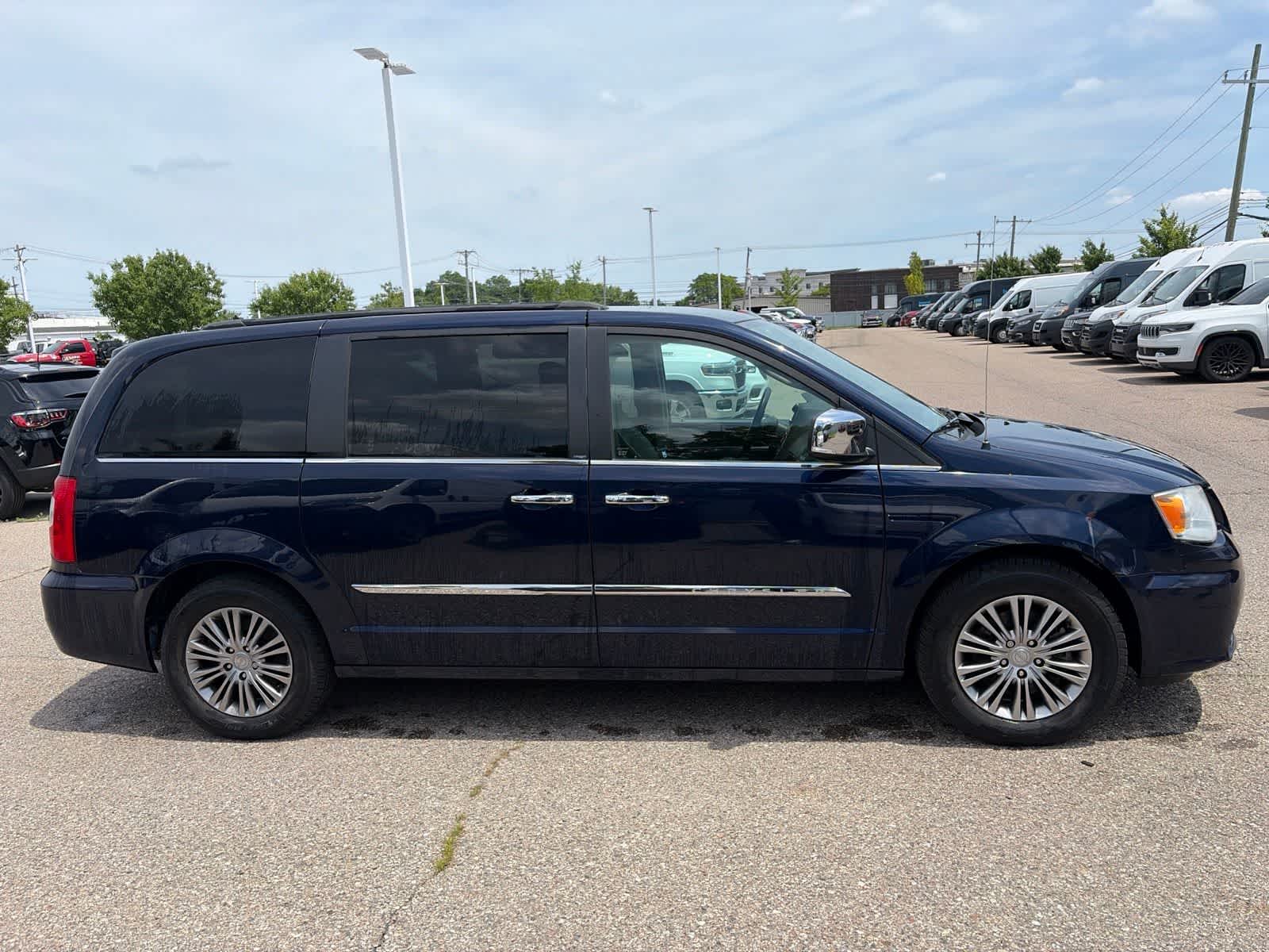 Thumbnail: 2014 Chrysler Town & Country - 9