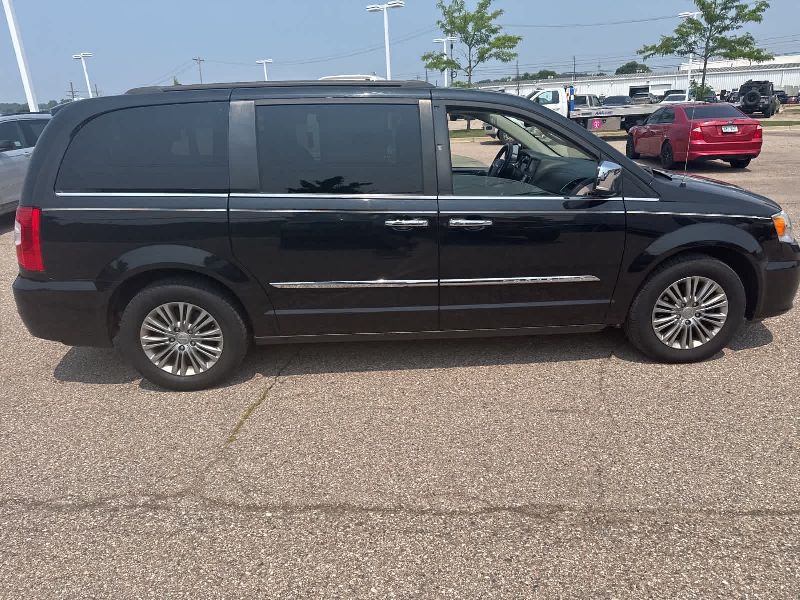 Thumbnail: 2016 Chrysler Town & Country - 12
