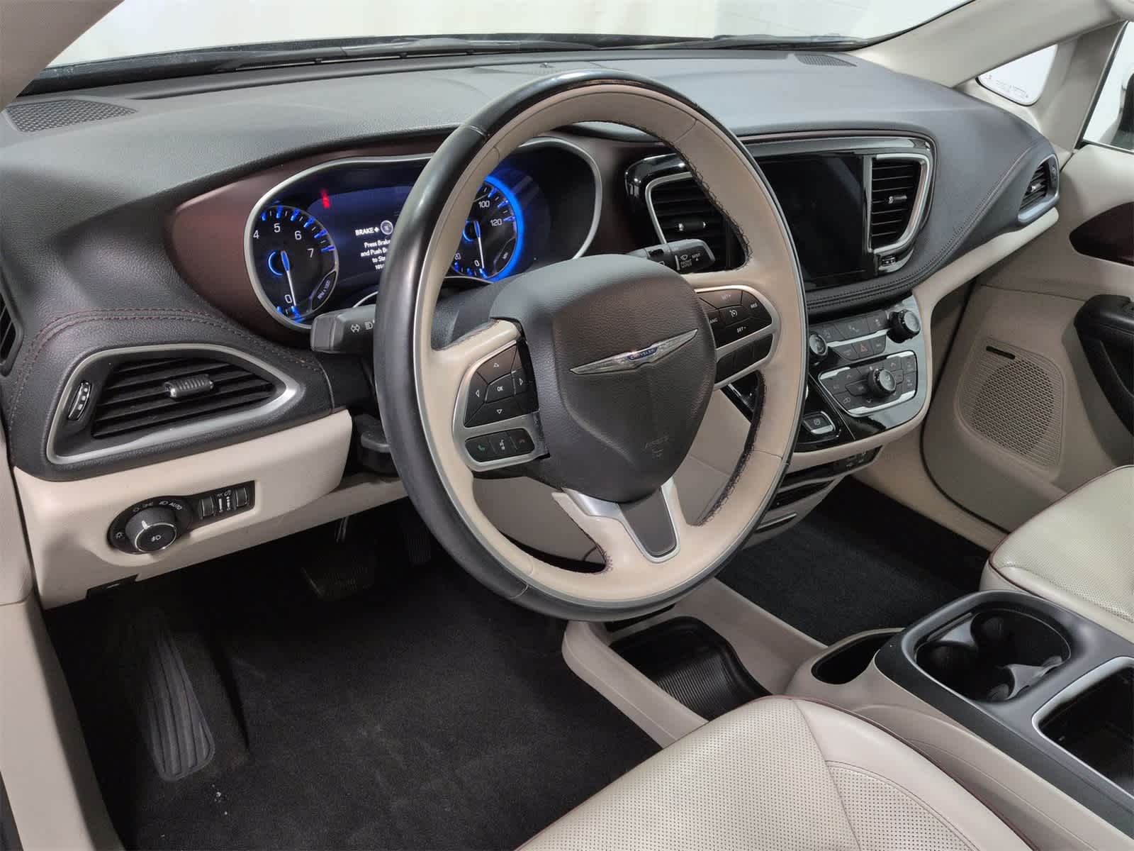 Thumbnail: 2017 Chrysler Pacifica - 11