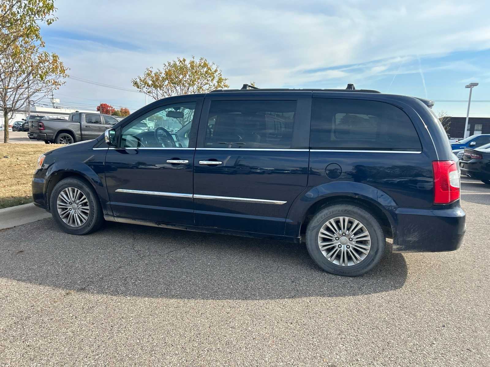 Thumbnail: 2016 Chrysler Town & Country - 28