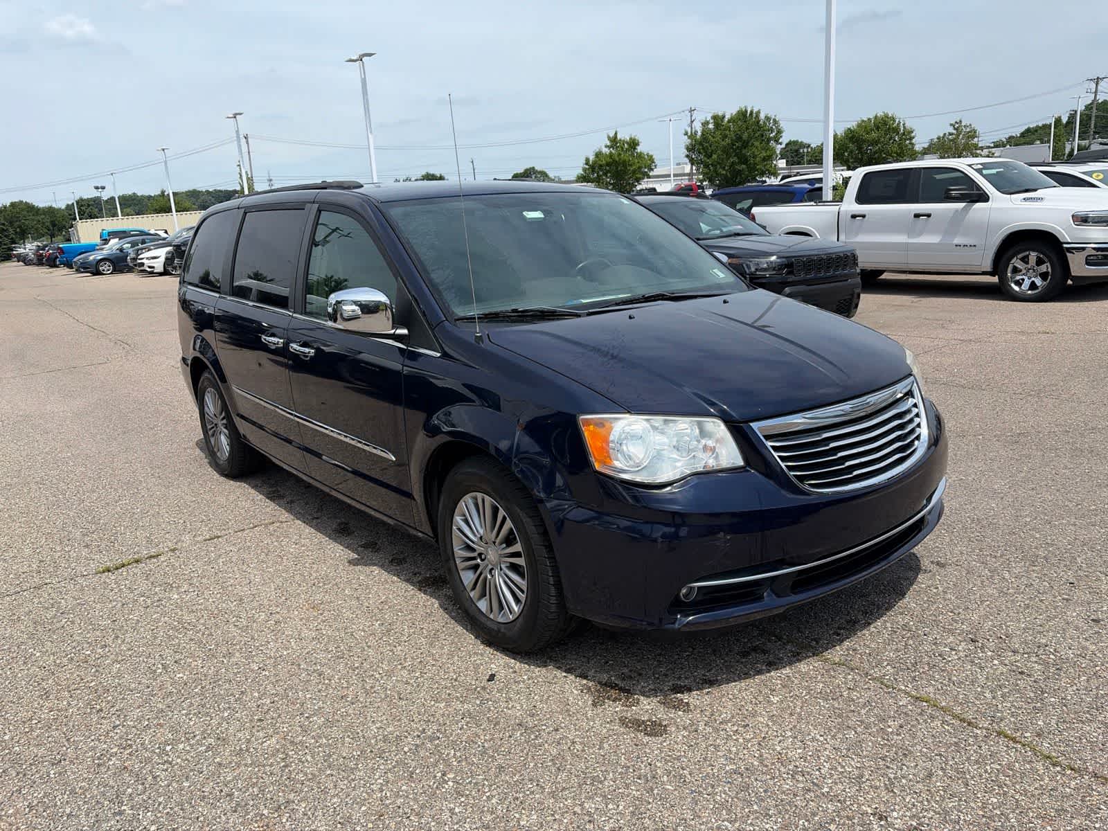 Thumbnail: 2014 Chrysler Town & Country - 6