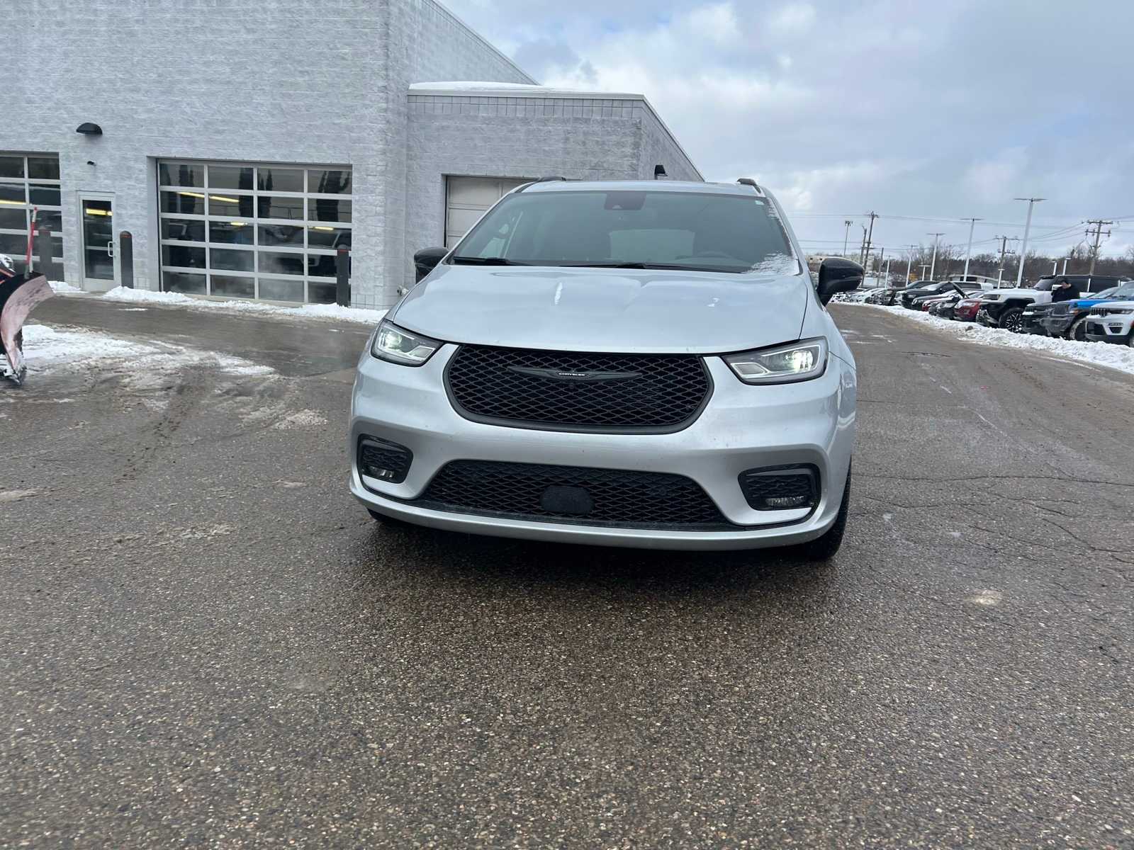 Thumbnail: 2023 Chrysler Pacifica - 3