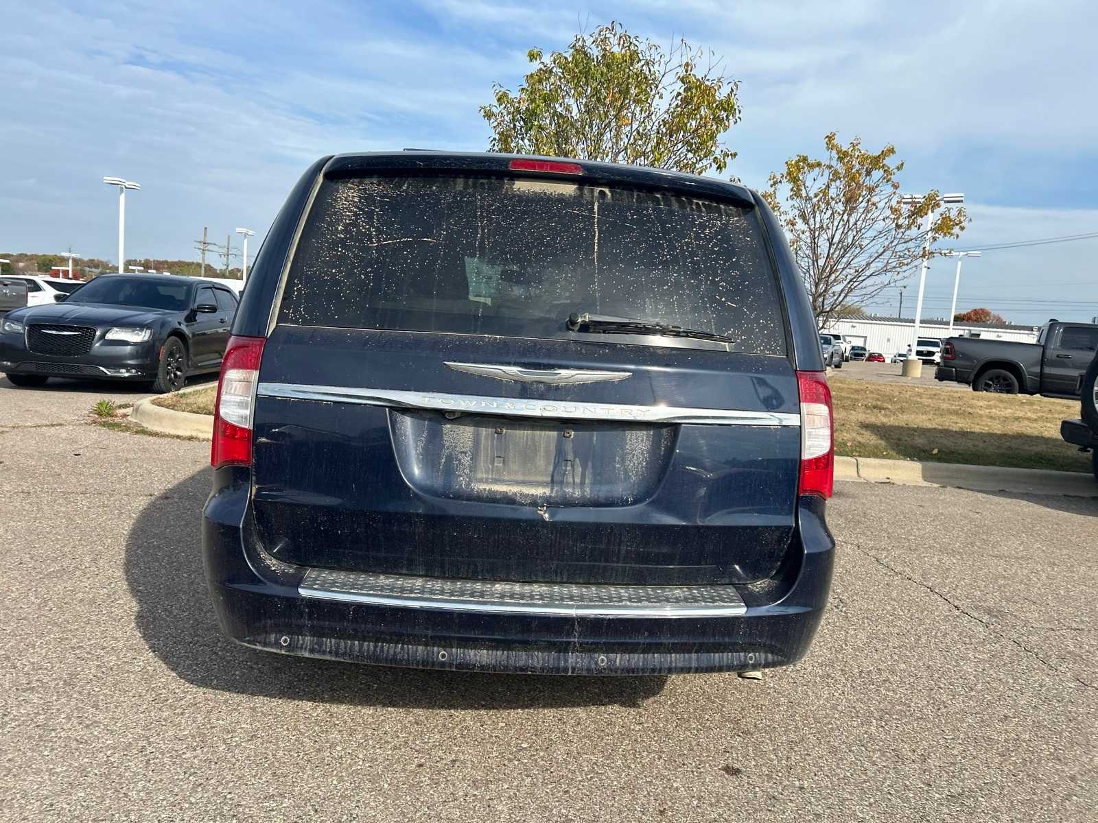 Thumbnail: 2016 Chrysler Town & Country - 22