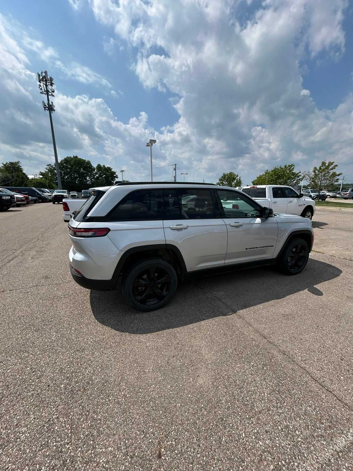 Thumbnail: 2023 Jeep Grand Cherokee - 13