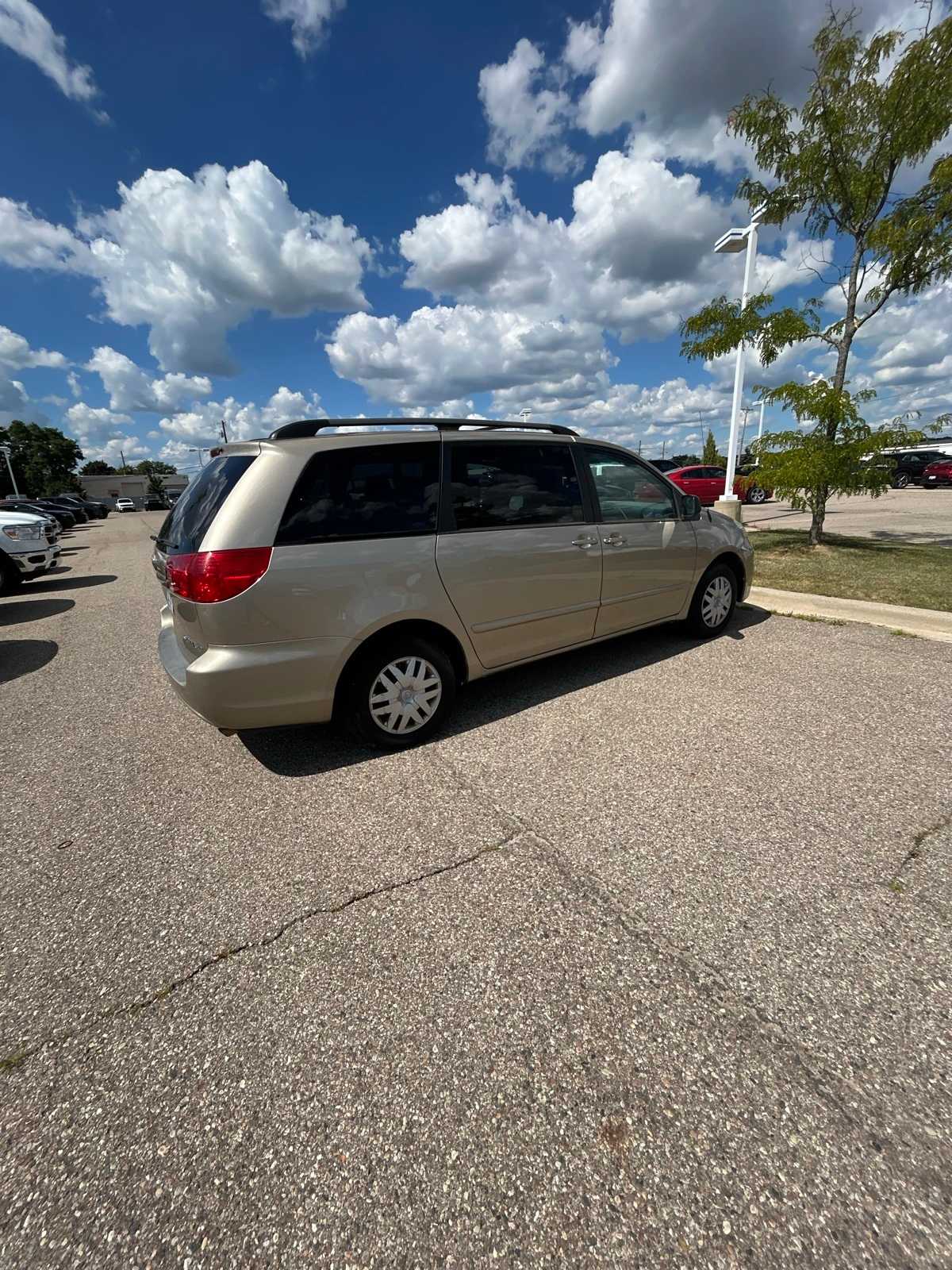 Thumbnail: 2008 Toyota Sienna - 16