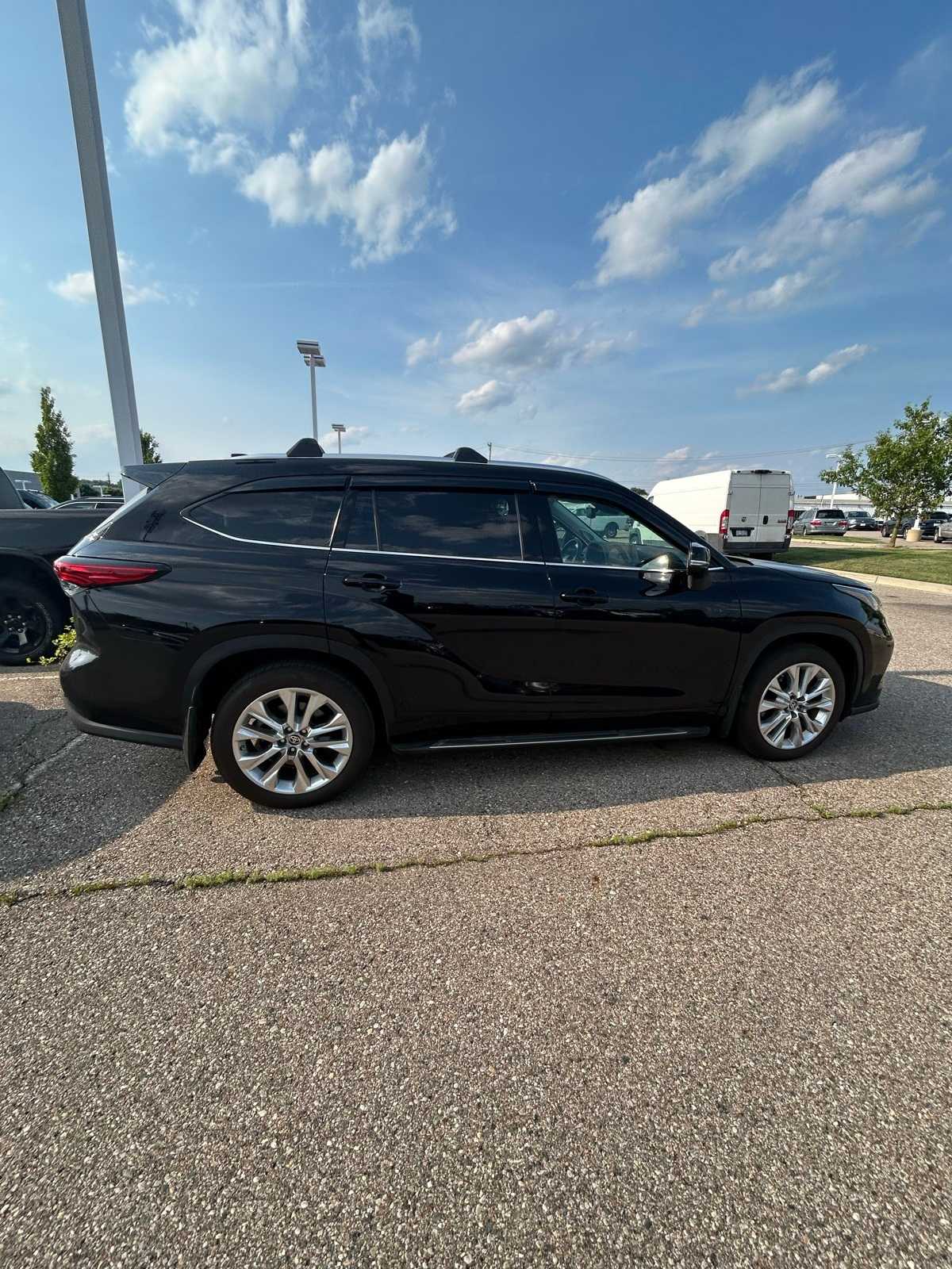 Thumbnail: 2023 Toyota Highlander - 12