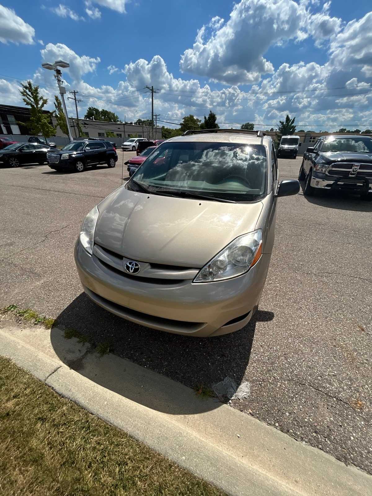 Thumbnail: 2008 Toyota Sienna - 4