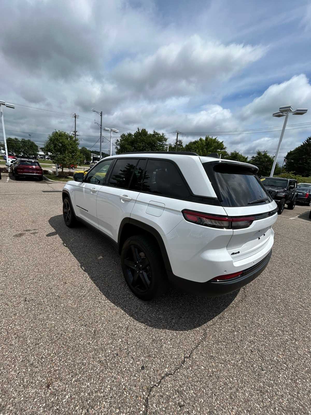 Thumbnail: 2023 Jeep Grand Cherokee - 24