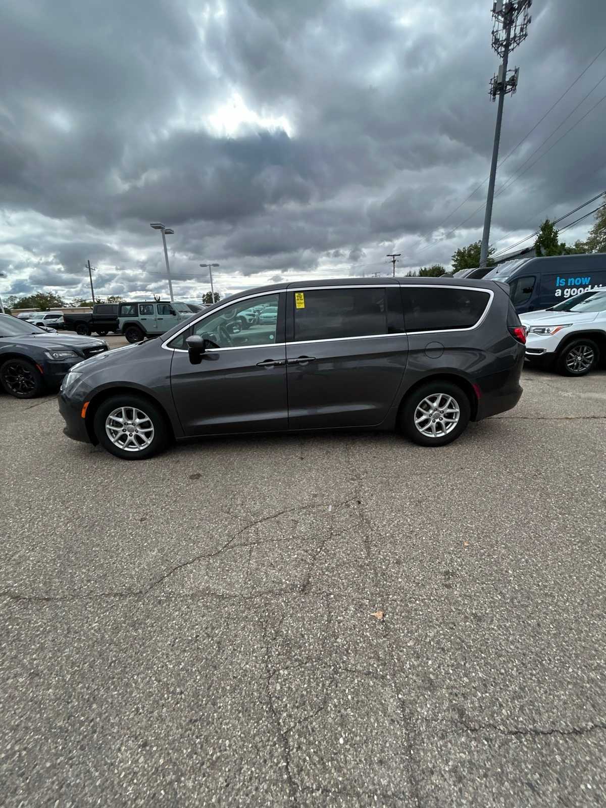 Thumbnail: 2017 Chrysler Pacifica - 27