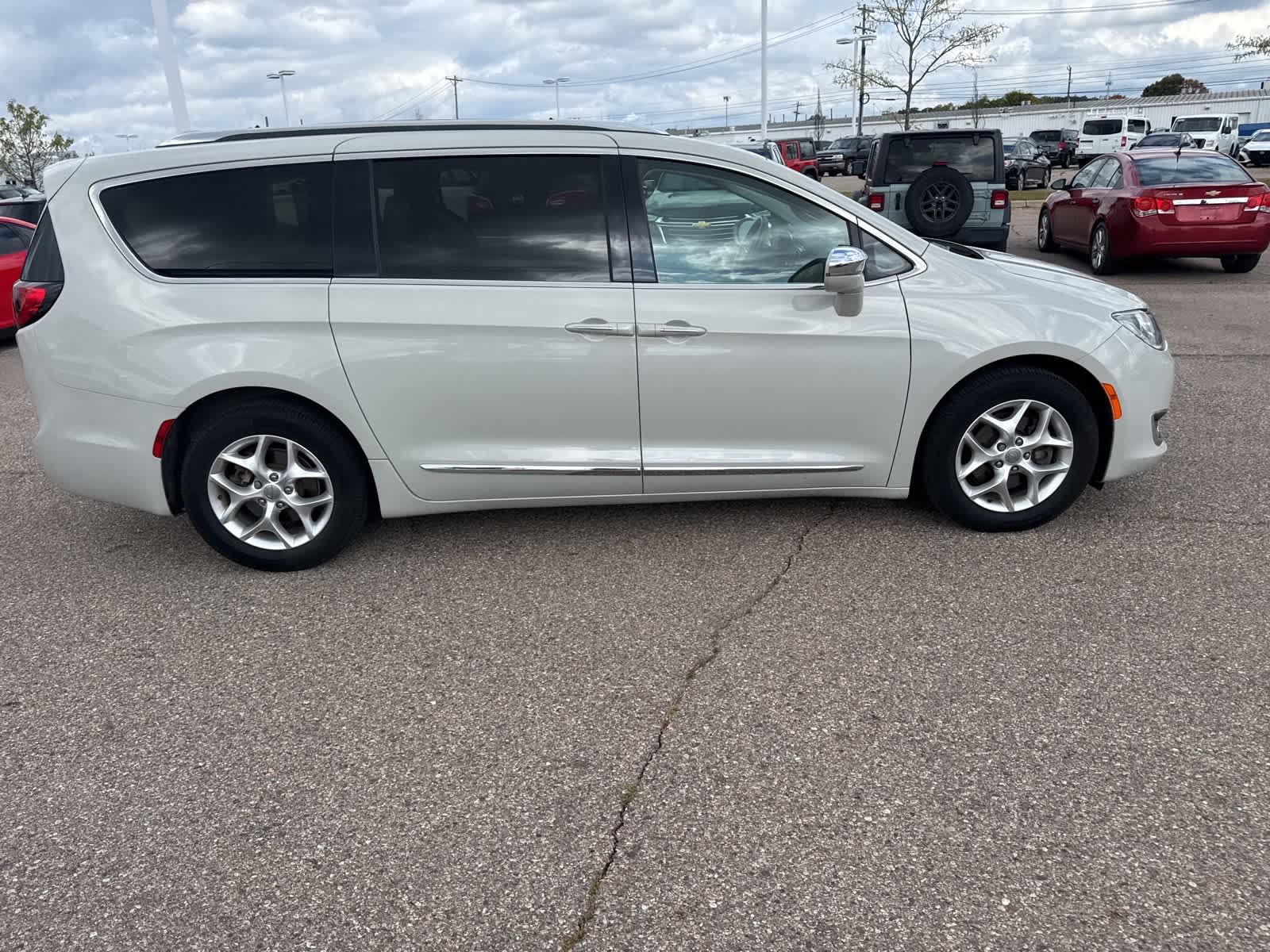 Thumbnail: 2020 Chrysler Pacifica - 13