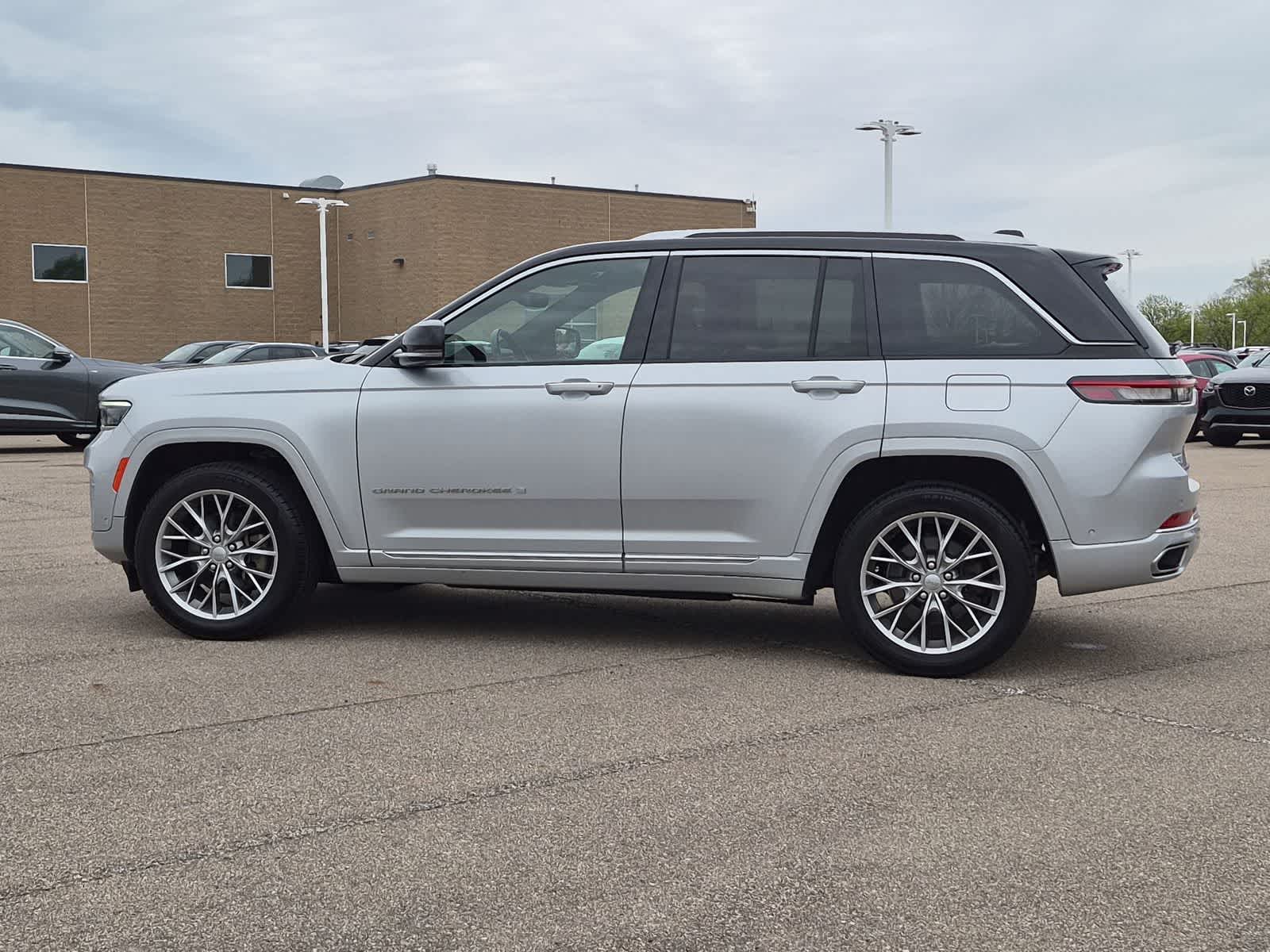 Thumbnail: 2022 Jeep Grand Cherokee - 11