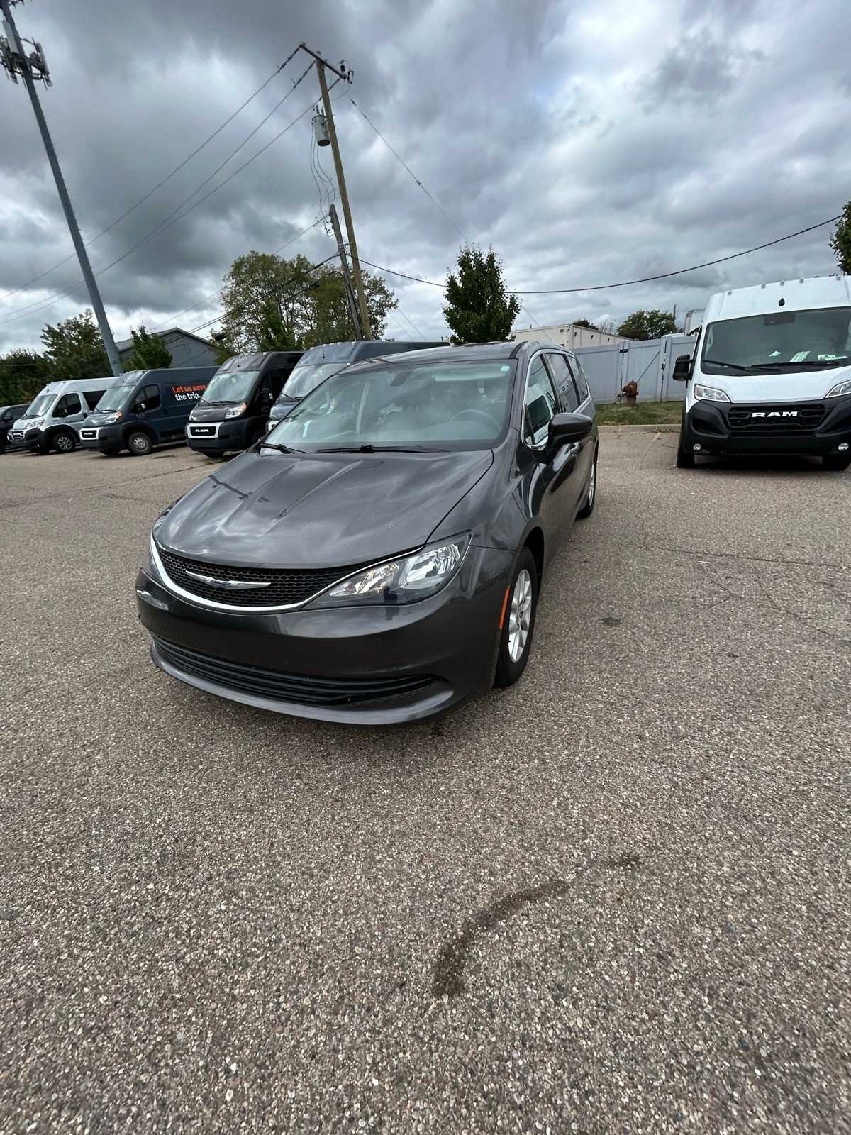 Thumbnail: 2017 Chrysler Pacifica - 3
