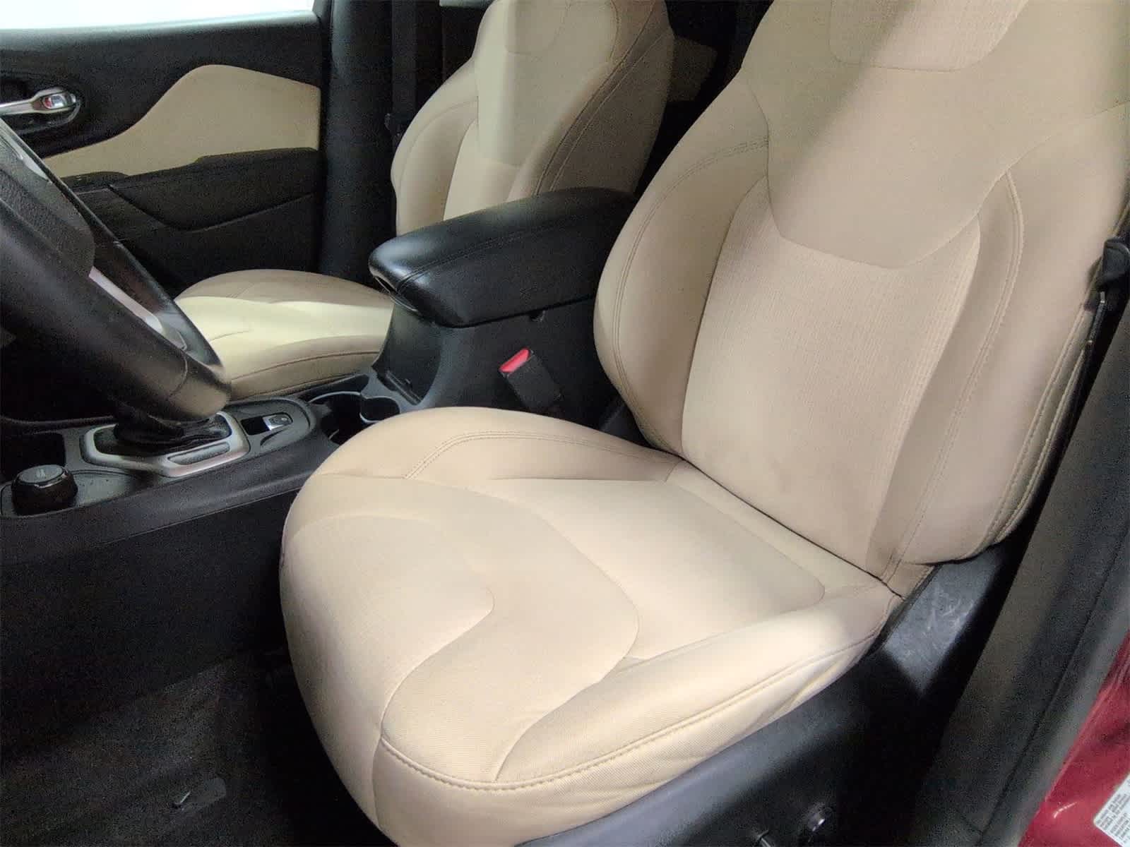 Thumbnail: 2015 Jeep Cherokee - 17