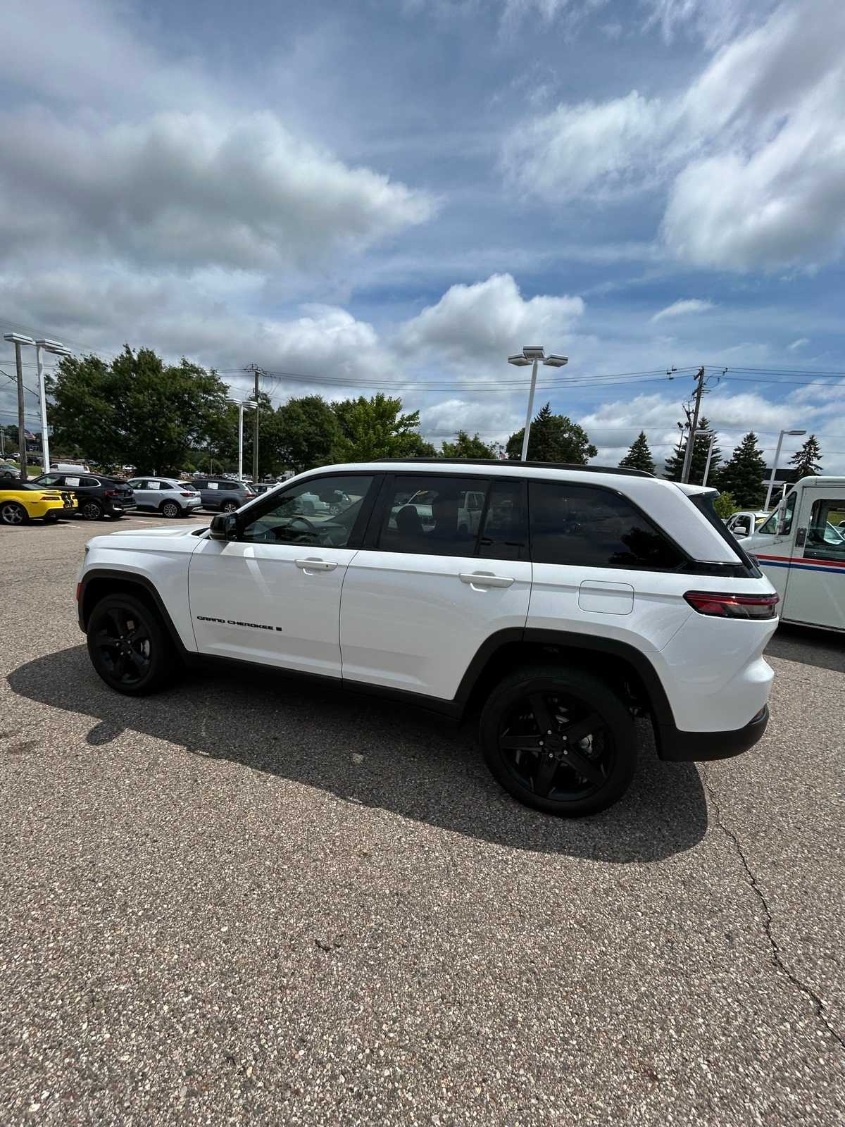Thumbnail: 2023 Jeep Grand Cherokee - 22