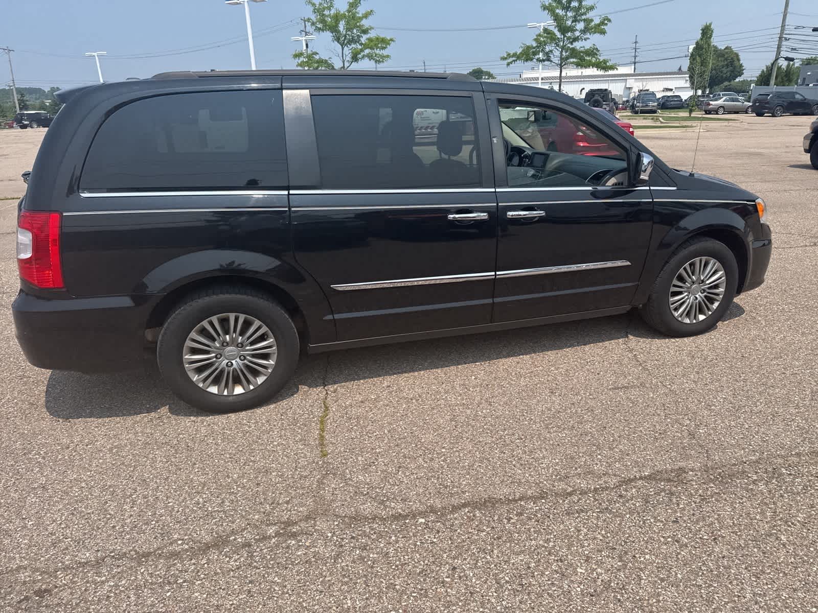 Thumbnail: 2016 Chrysler Town & Country - 13