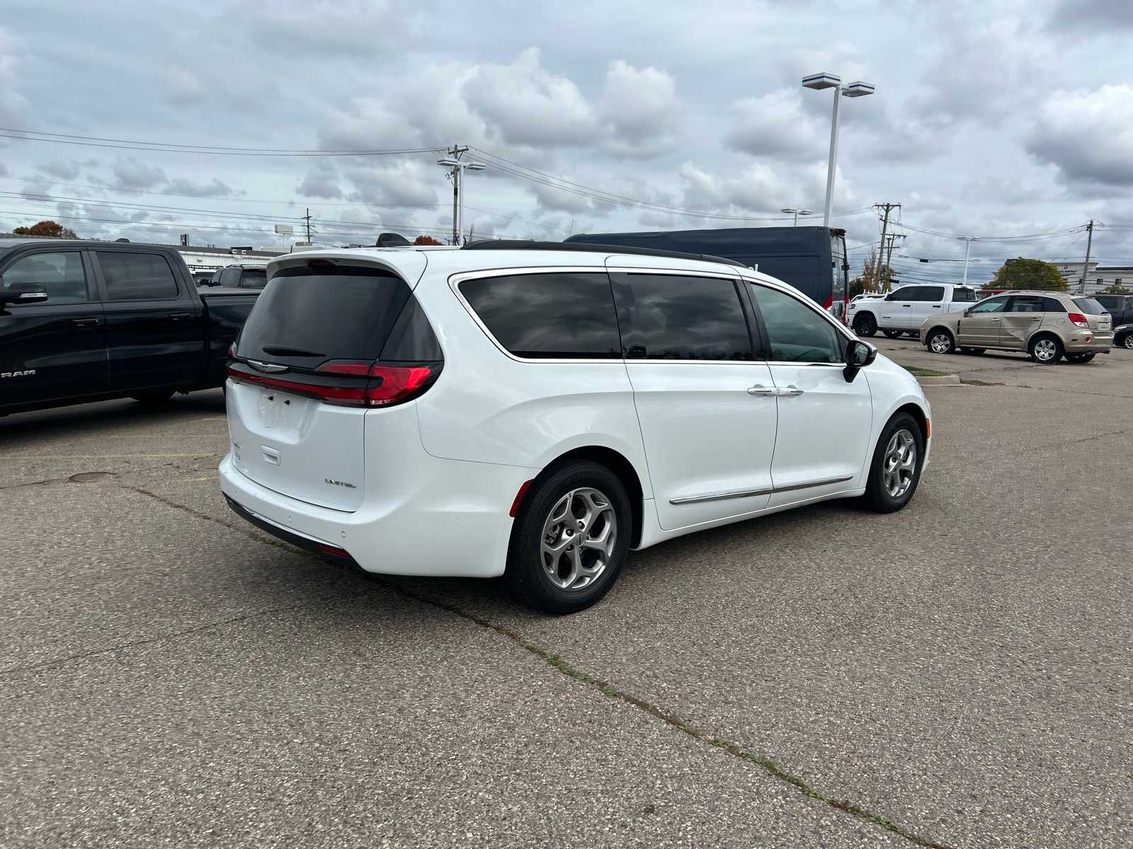 Thumbnail: 2023 Chrysler Pacifica - 18