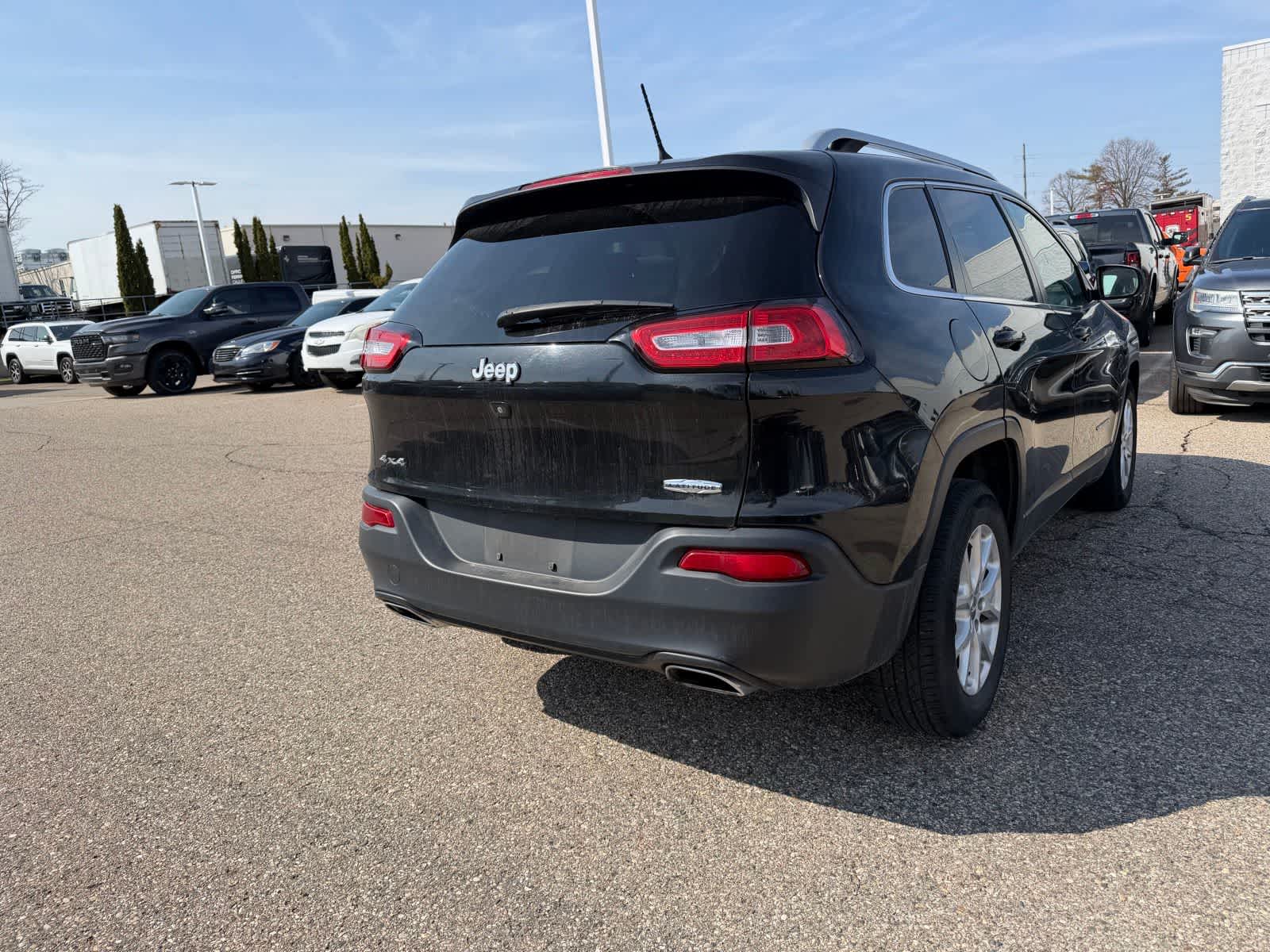 Thumbnail: 2015 Jeep Cherokee - 24