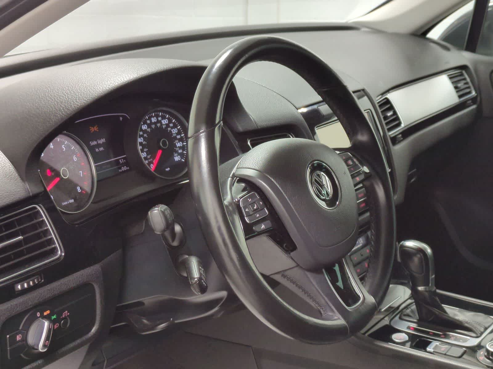 Thumbnail: 2014 Volkswagen Touareg - 10