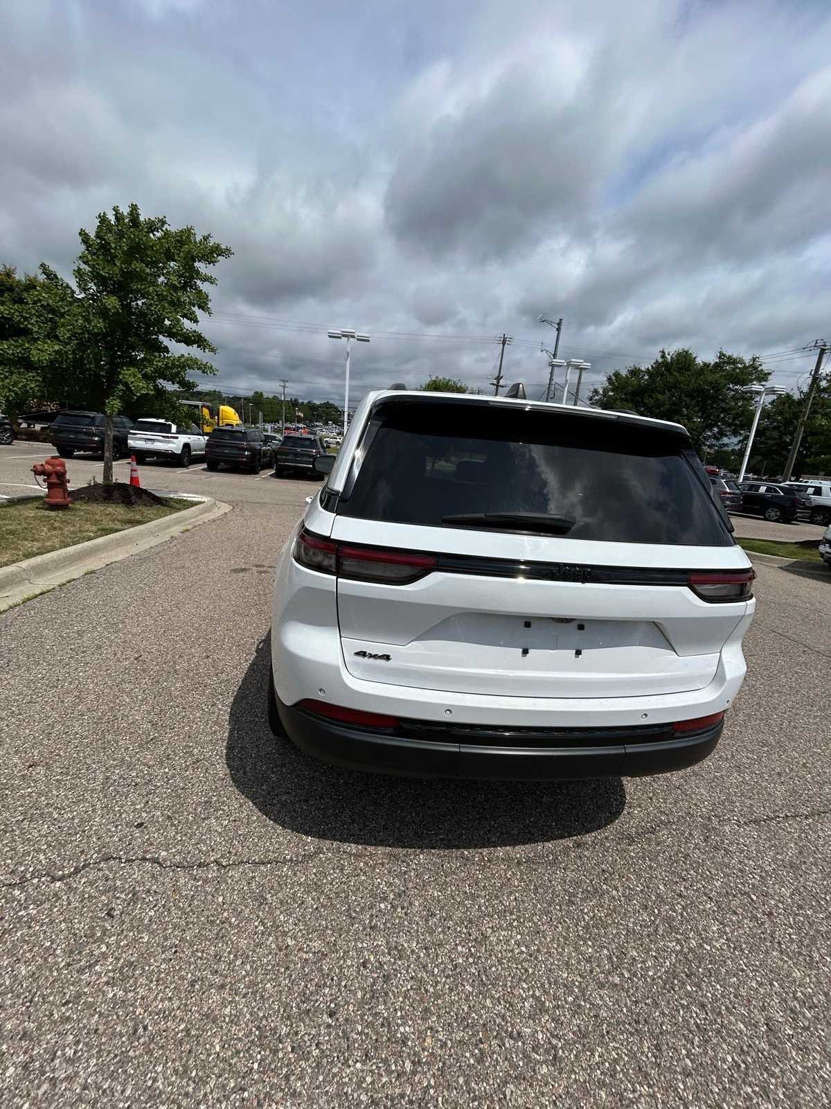 Thumbnail: 2023 Jeep Grand Cherokee - 20