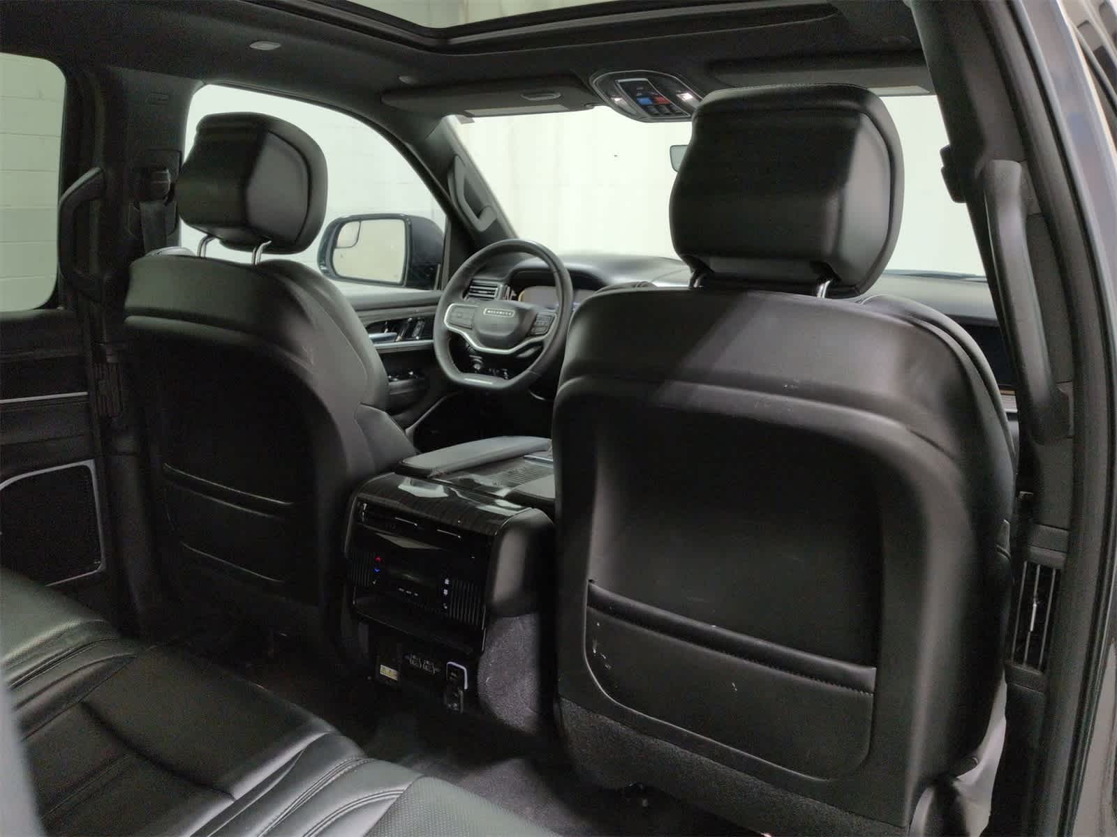 Thumbnail: 2022 Jeep Wagoneer - 19