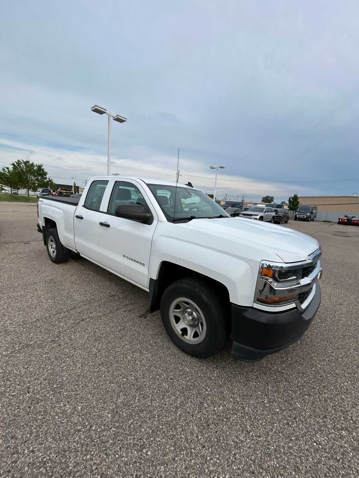 Thumbnail: 2017 Chevrolet Silverado 1500 - 6
