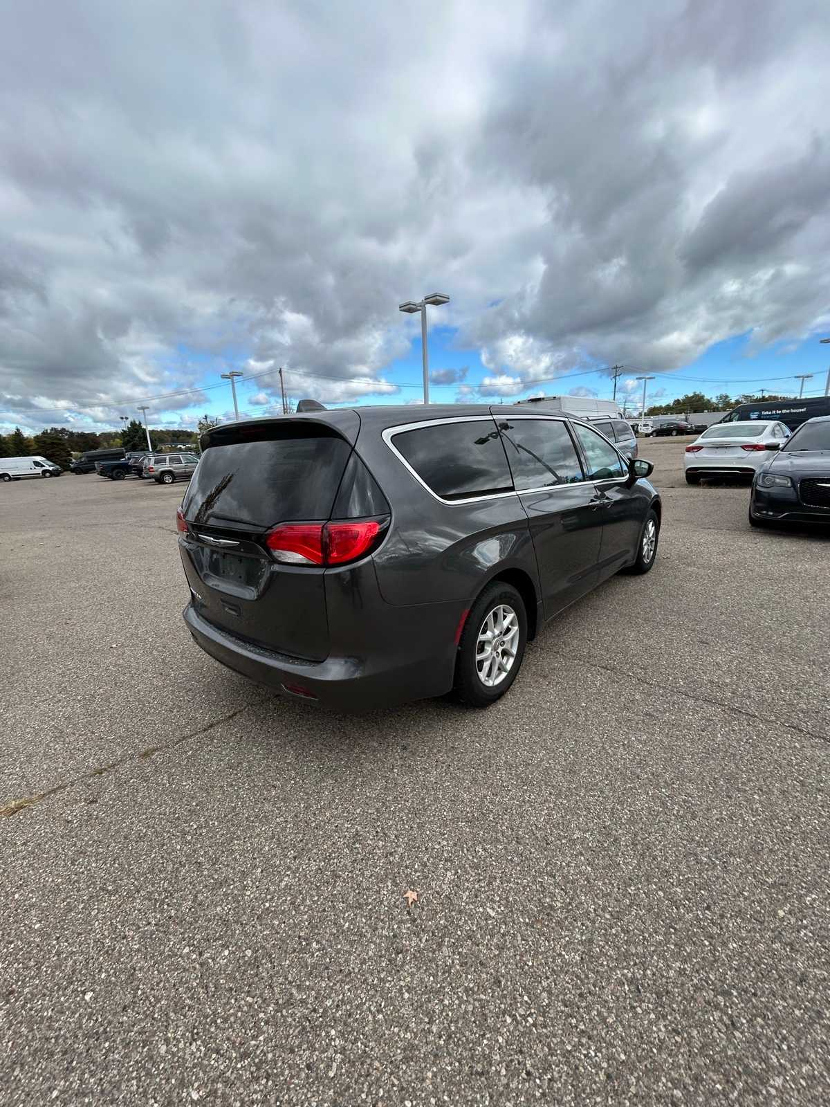 Thumbnail: 2017 Chrysler Pacifica - 19