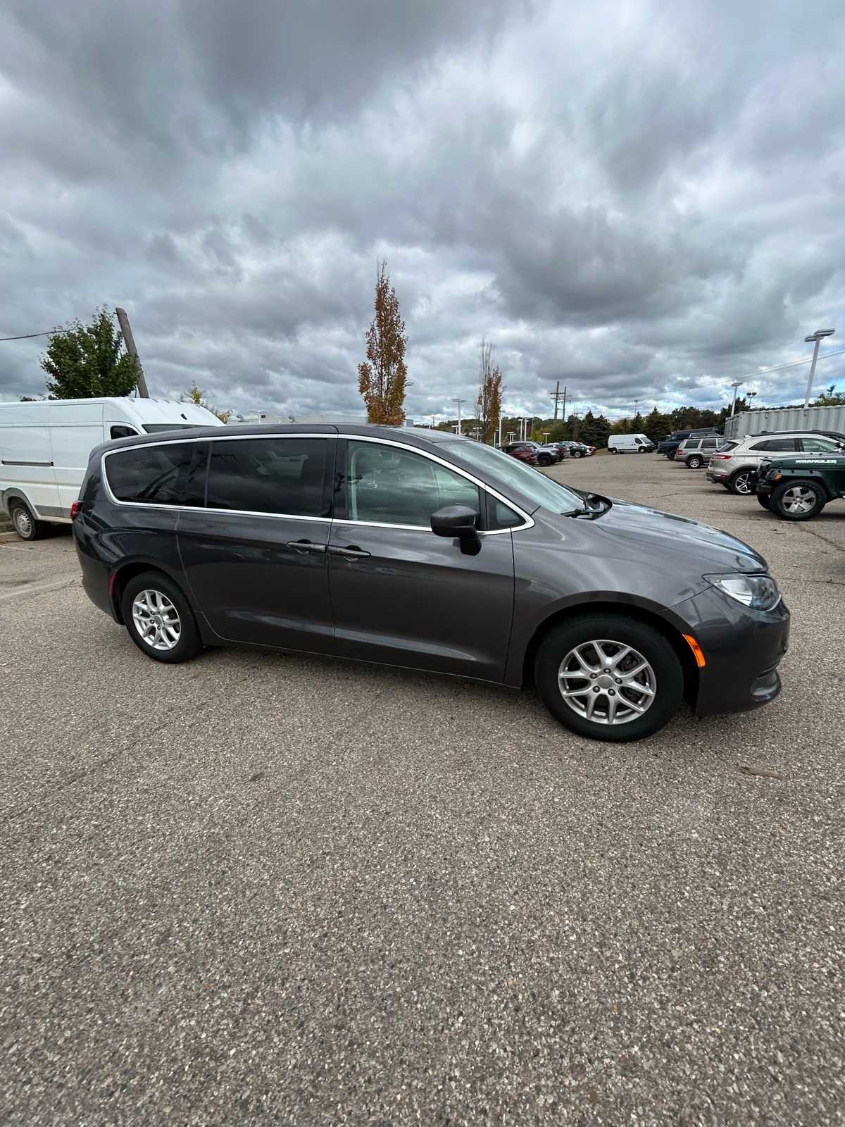 Thumbnail: 2017 Chrysler Pacifica - 8