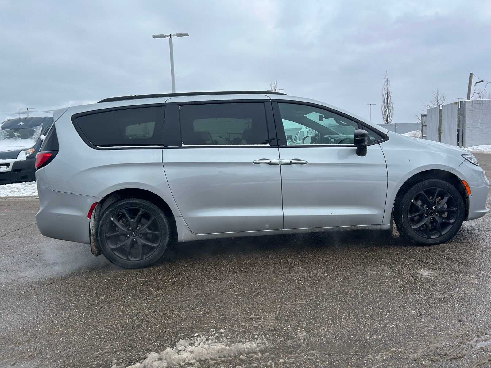 Thumbnail: 2023 Chrysler Pacifica - 12