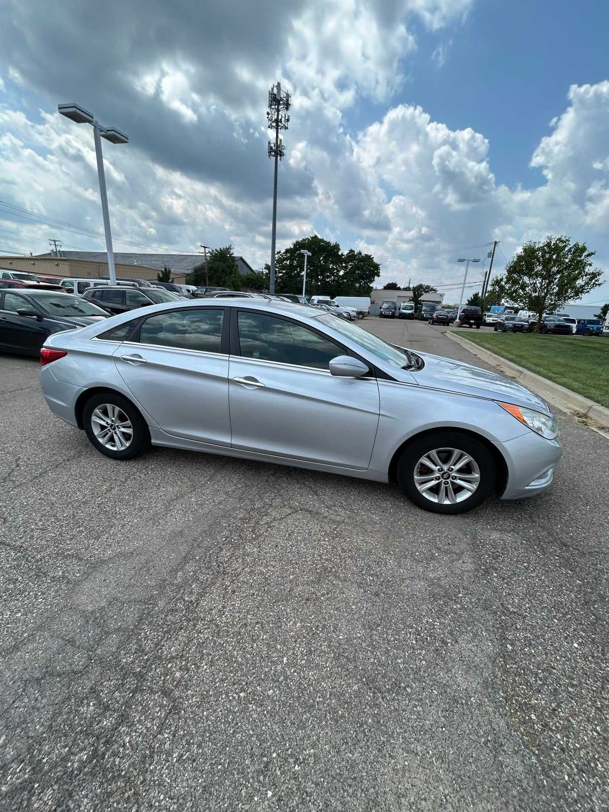 Thumbnail: 2013 Hyundai Sonata - 9