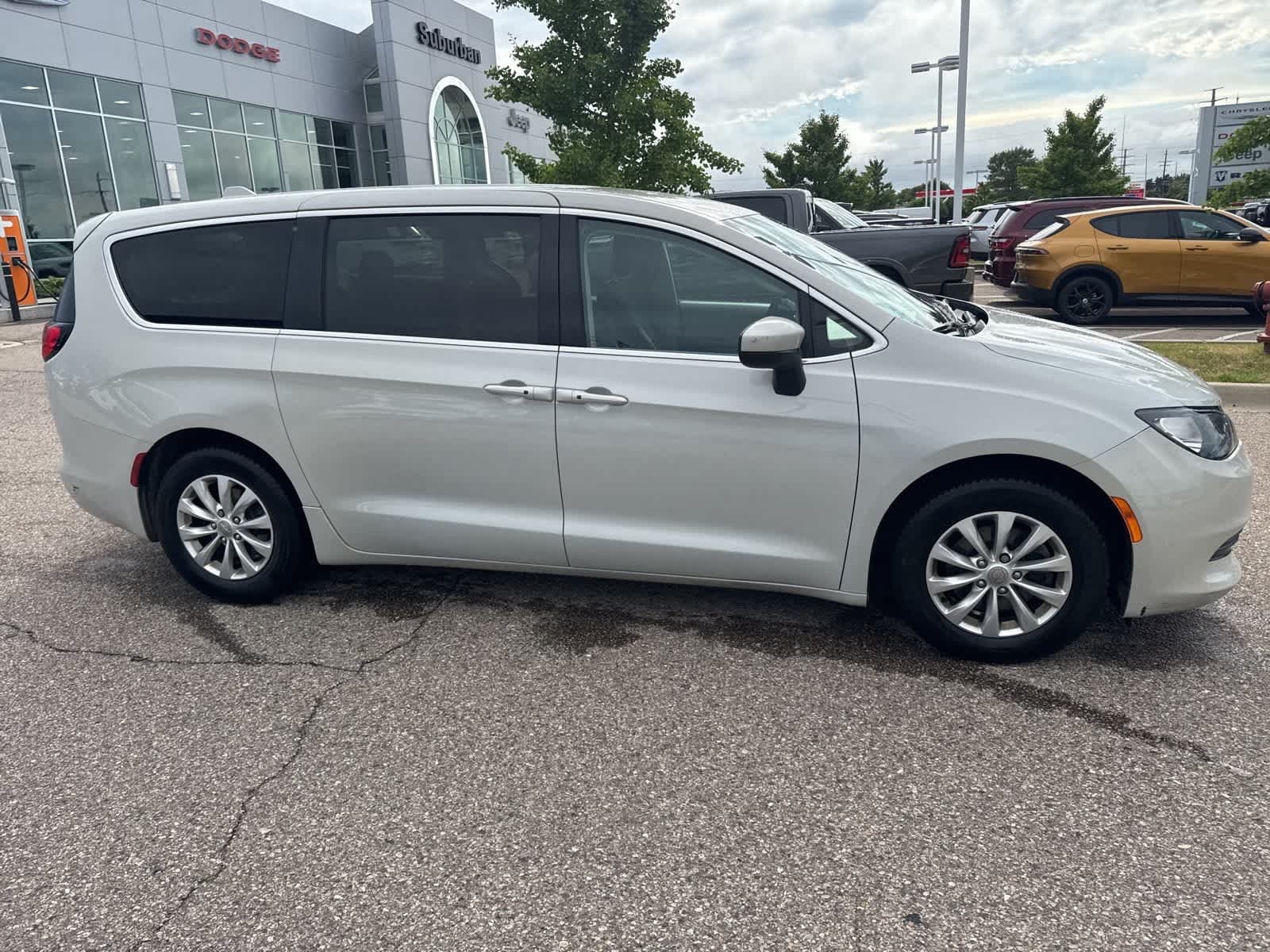 Thumbnail: 2017 Chrysler Pacifica - 11
