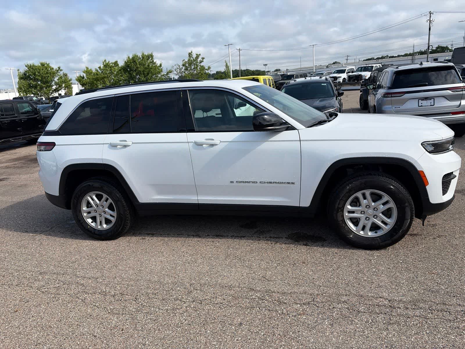 Thumbnail: 2023 Jeep Grand Cherokee - 10