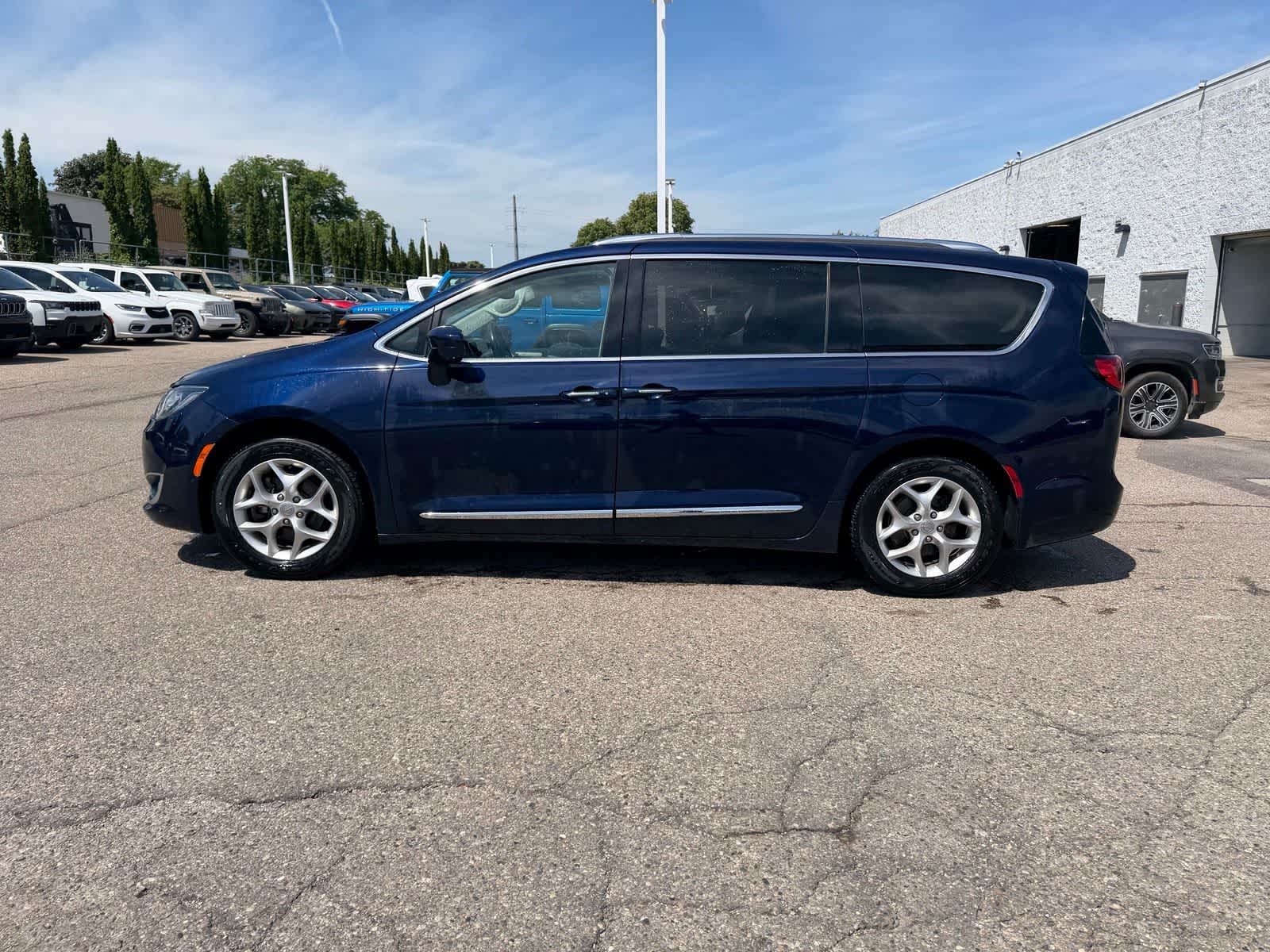 Thumbnail: 2019 Chrysler Pacifica - 29