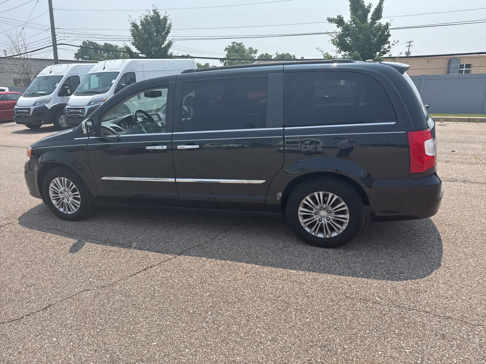 Thumbnail: 2016 Chrysler Town & Country - 24